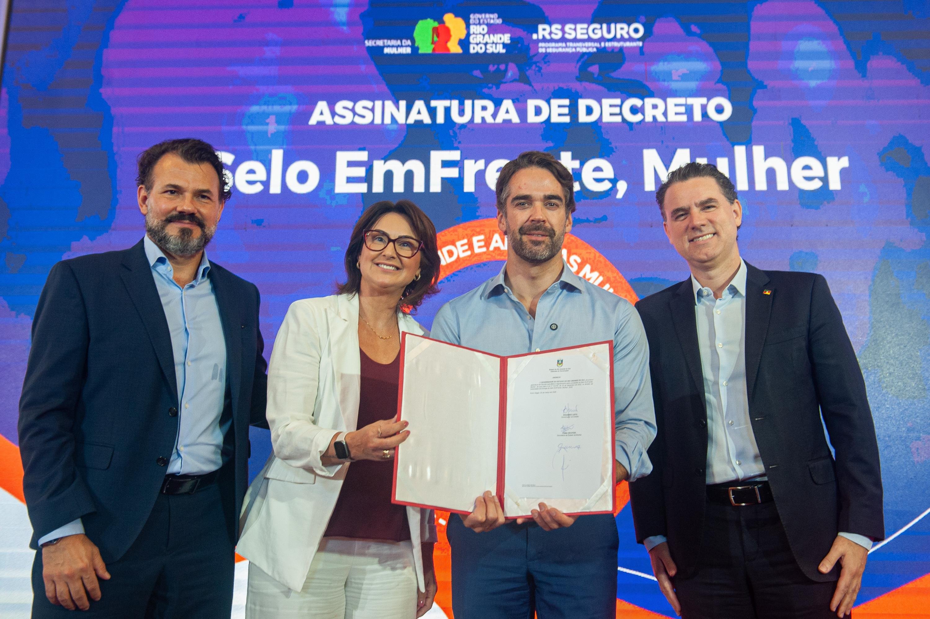 O governador Eduardo Leite entrega o certificado do Selo EmFrente, Mulher para 28 empresas ga&uacute;chas | E/D: Ant&ocirc;nio Padilha, diretor-executivo do RS Seguro; F&aacute;bia Almeida Richter, Secret&aacute;ria da Mulher; Governador Eduardo Leite e Fabricio Guazzelli Peruchin, secret&aacute;rio de Justi&ccedil;a, Cidadania e Direitos Humanos