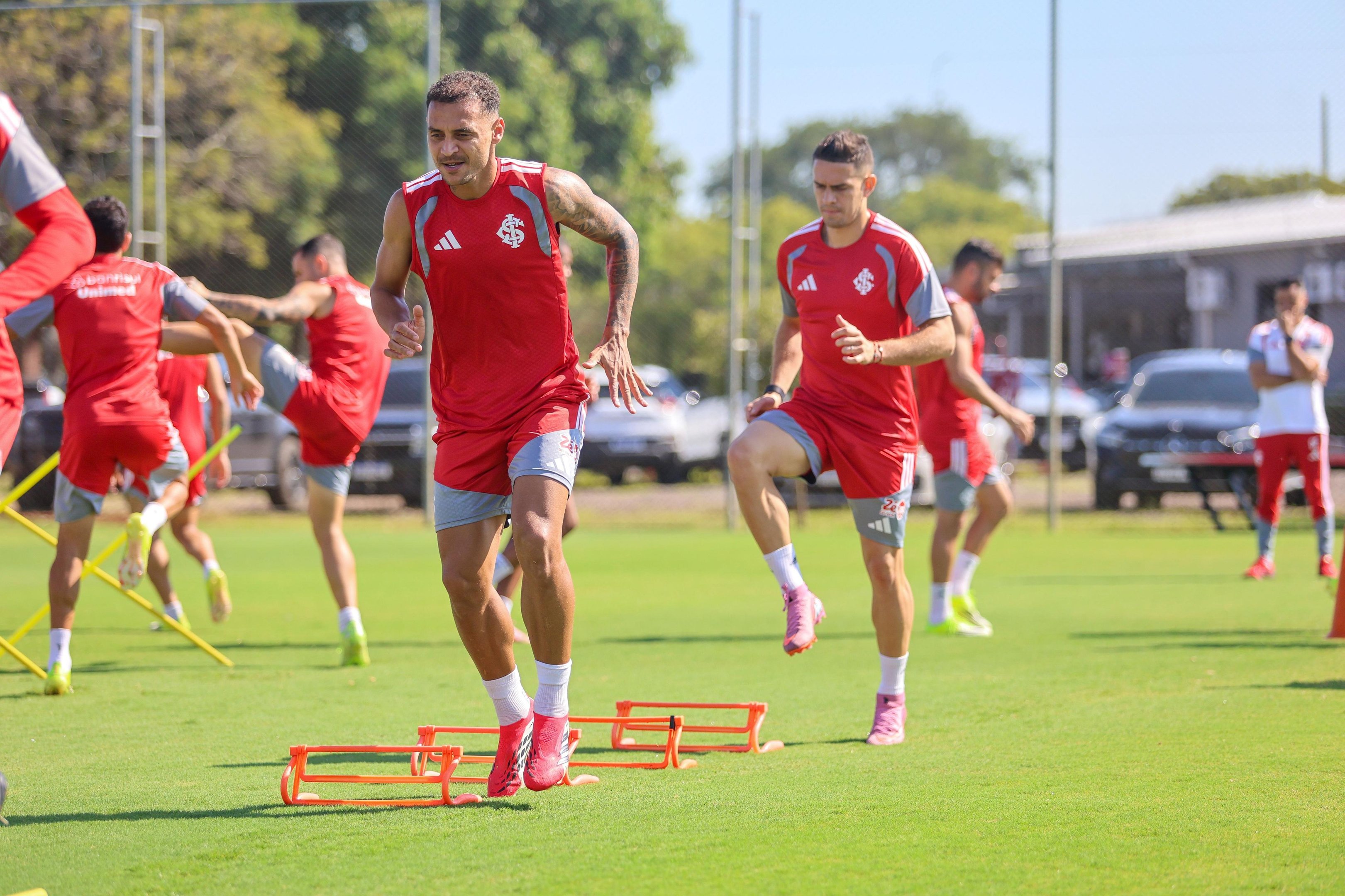 Enquanto os dirigentes atuam nos bastidores, jogadores voltaram aos treinos nesta quarta-feira