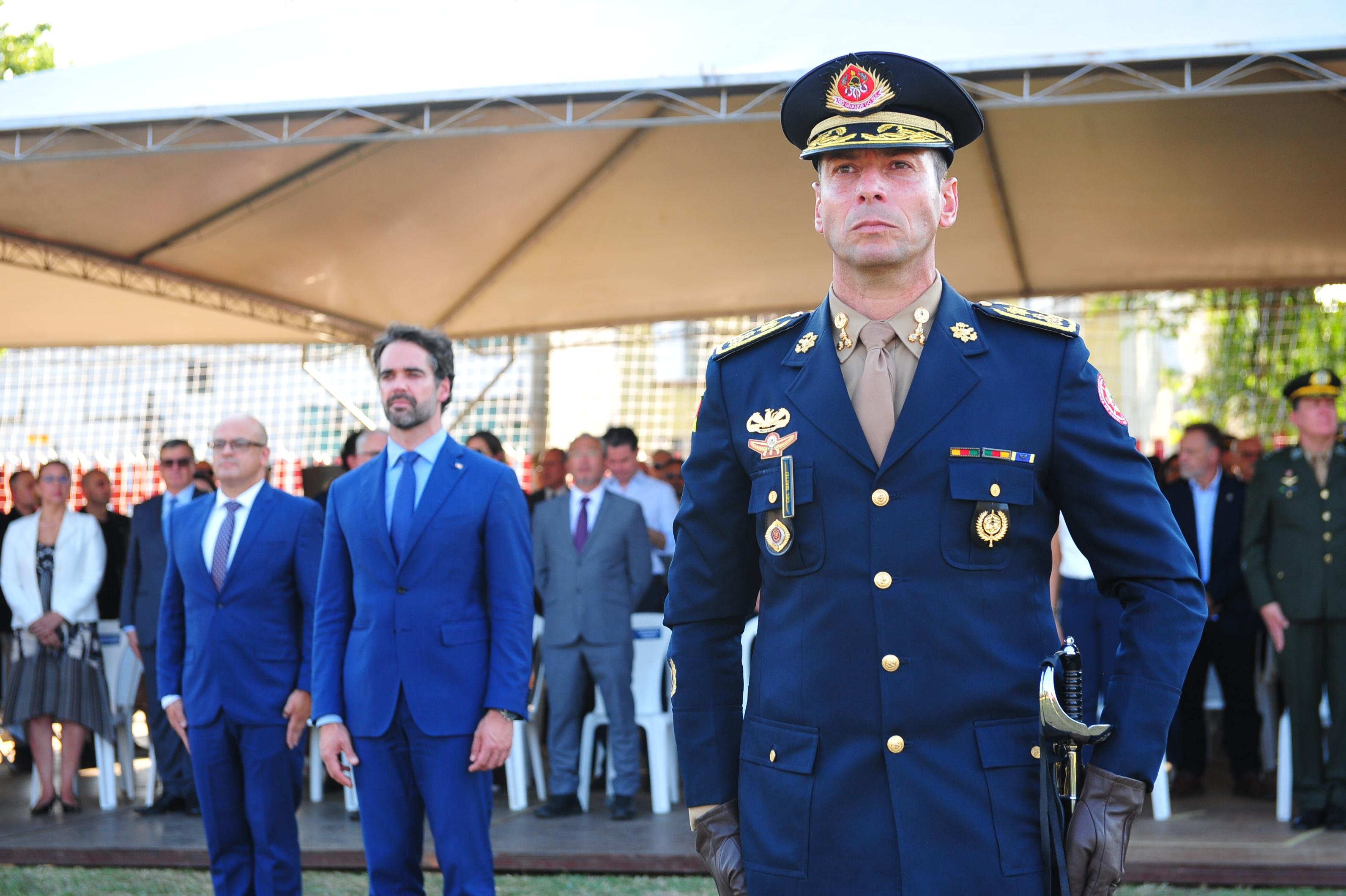 Governador Eduardo Leite esteve presente na posse do coronel Ricardo Mattei 