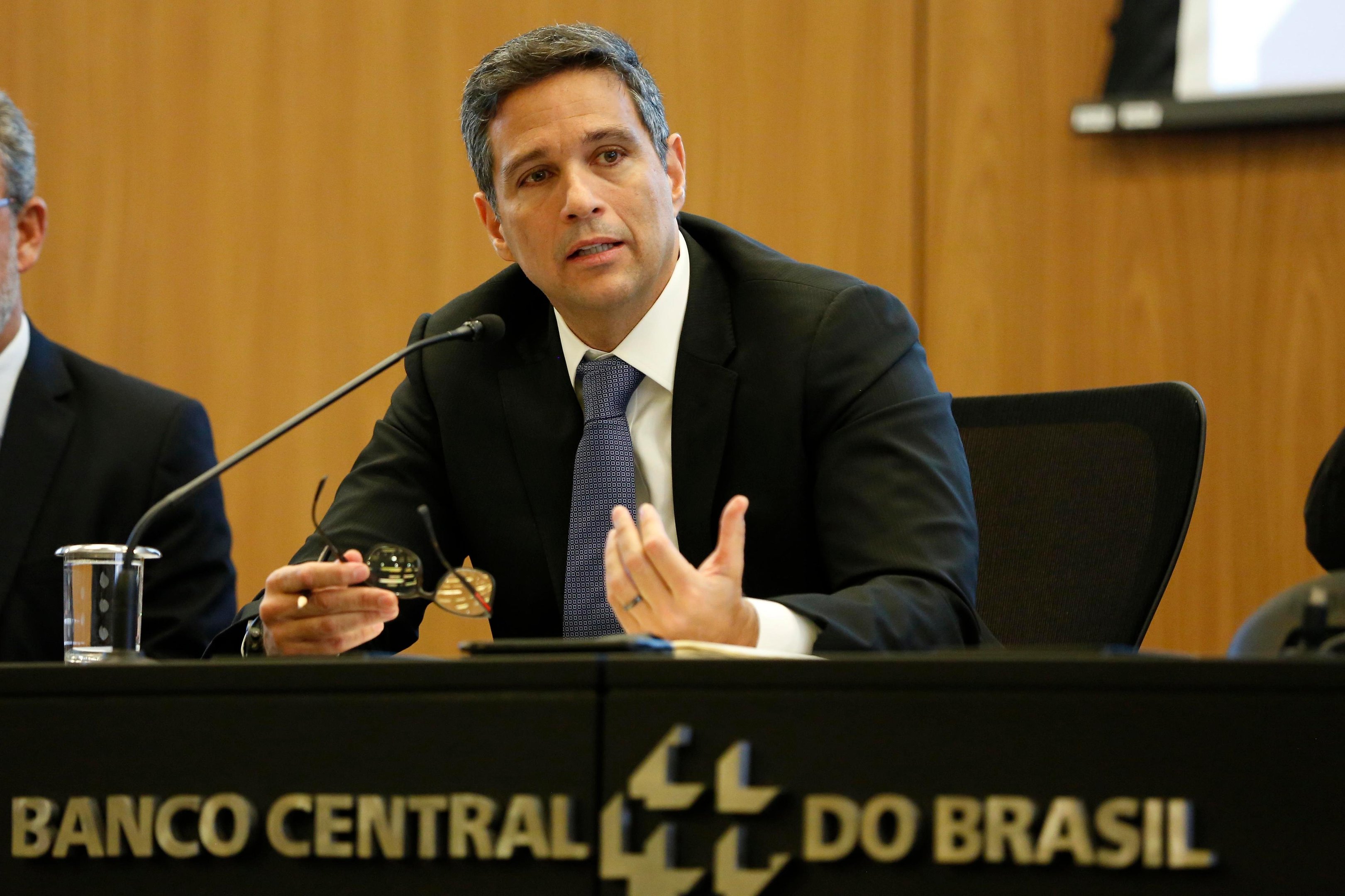 Deputado do PT aciona PGR contra Campos Neto por suposta omiss&atilde;o na supervis&atilde;o do Banco Master