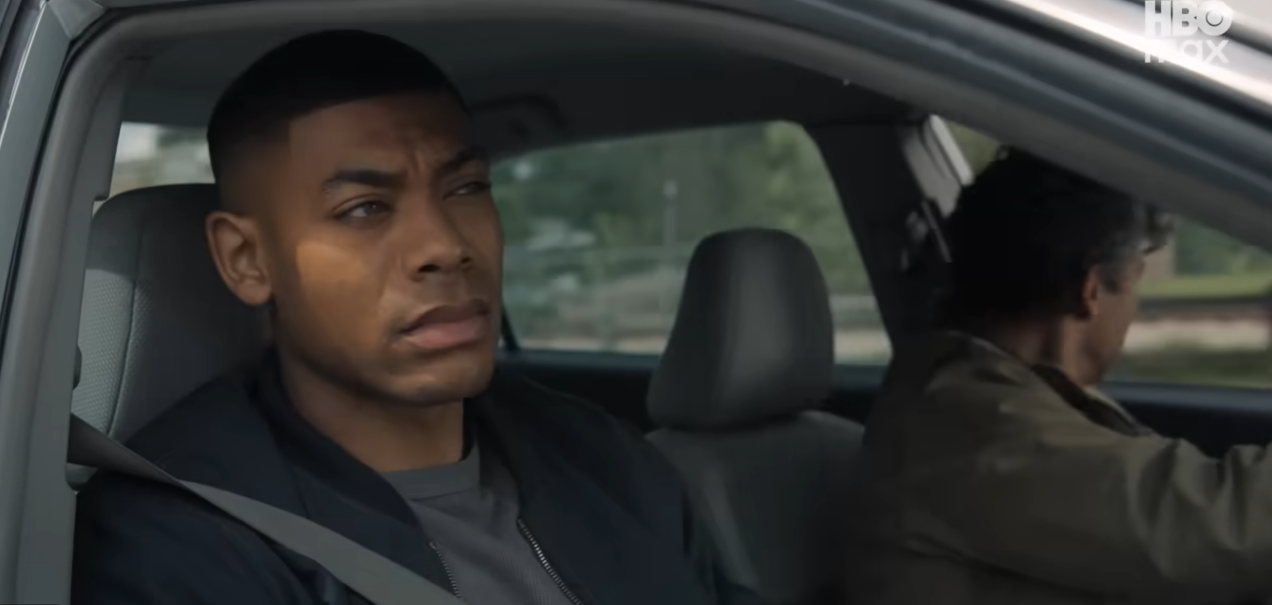 Aaron Pierre e Kyle Chandler em cena
