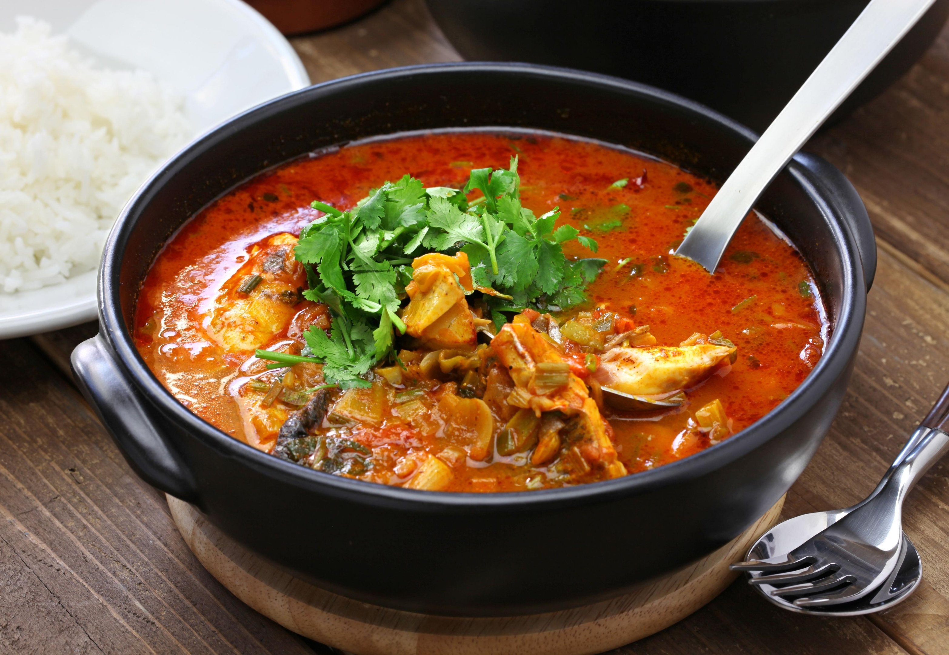 Moqueca capixaba preparada com peixe fresco, urucum e temperos tradicionais da culin&aacute;ria do Esp&iacute;rito Santo