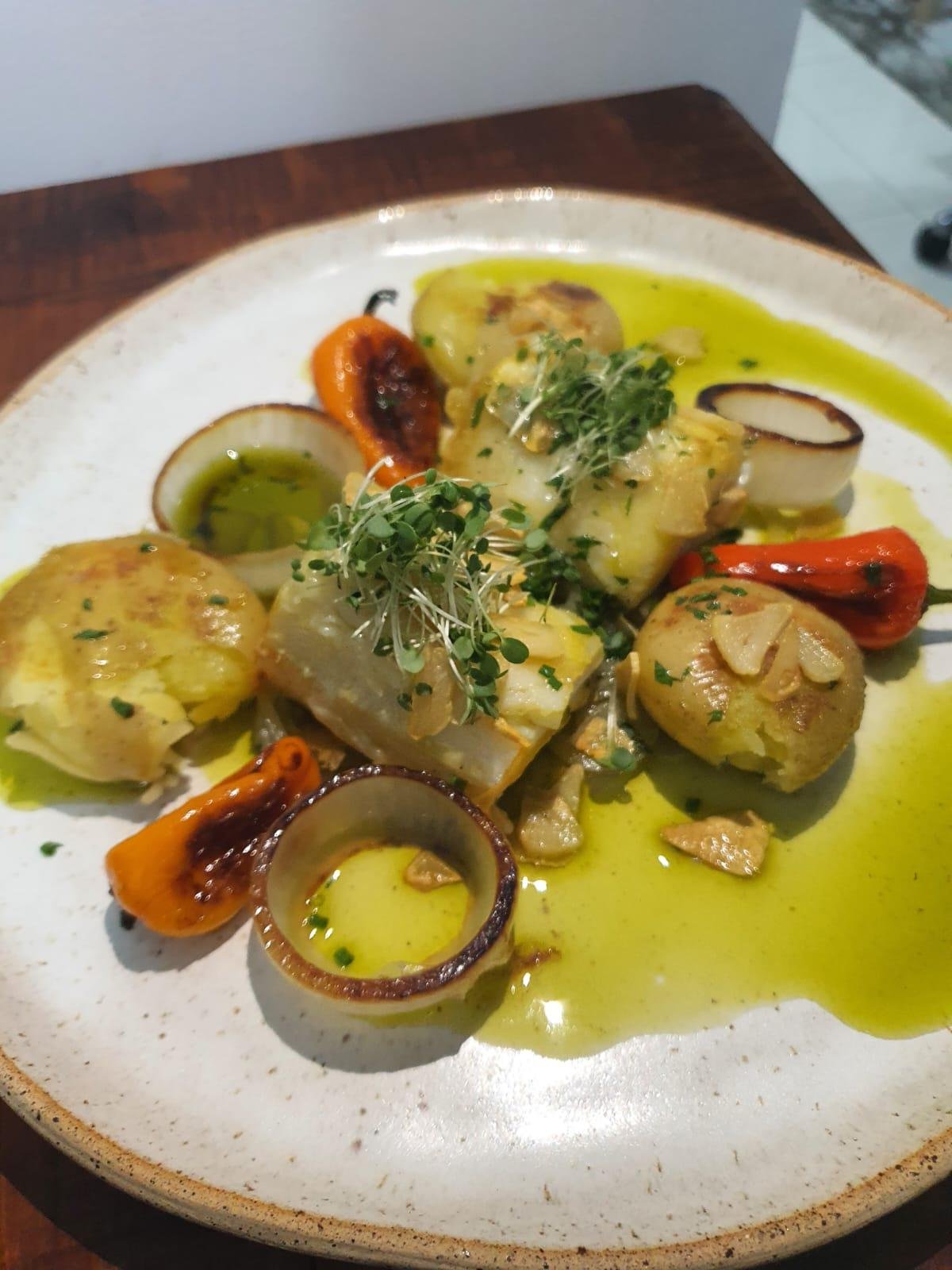 Bacalhau &agrave; lagareiro com batatas ao murro, mini piment&otilde;es e finaliza&ccedil;&atilde;o com azeite extravirgem