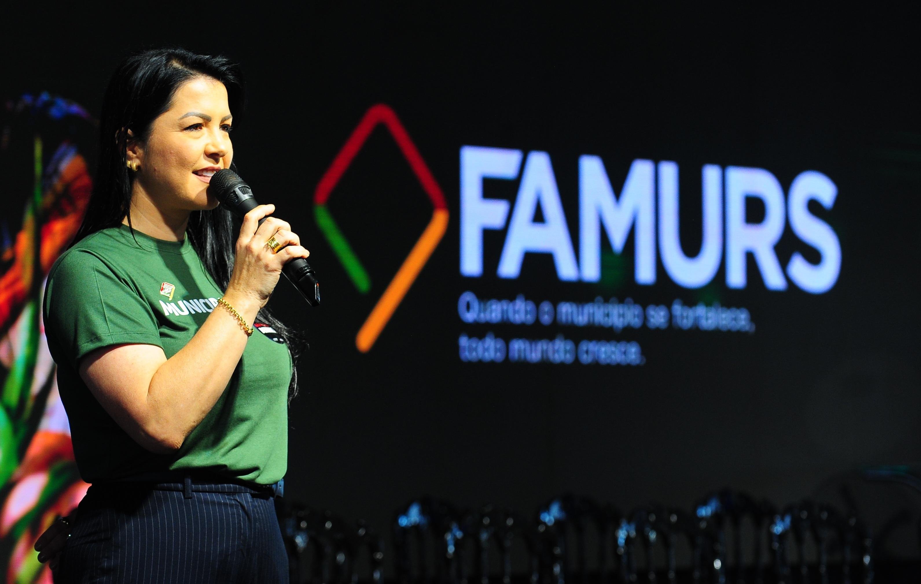 Com reformas no centro da pauta, Assembleia de Verão da Famurs é aberta em Torres com prefeitos de todo o Estado