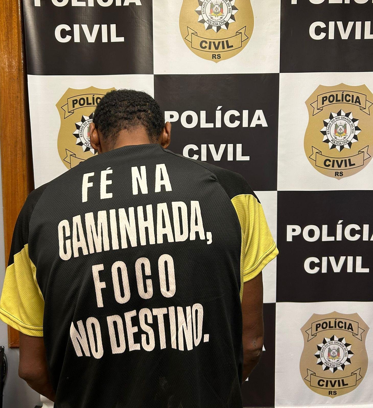 No momento da pris&atilde;o, o suspeito vestia a mesma camiseta usada no dia do crime
