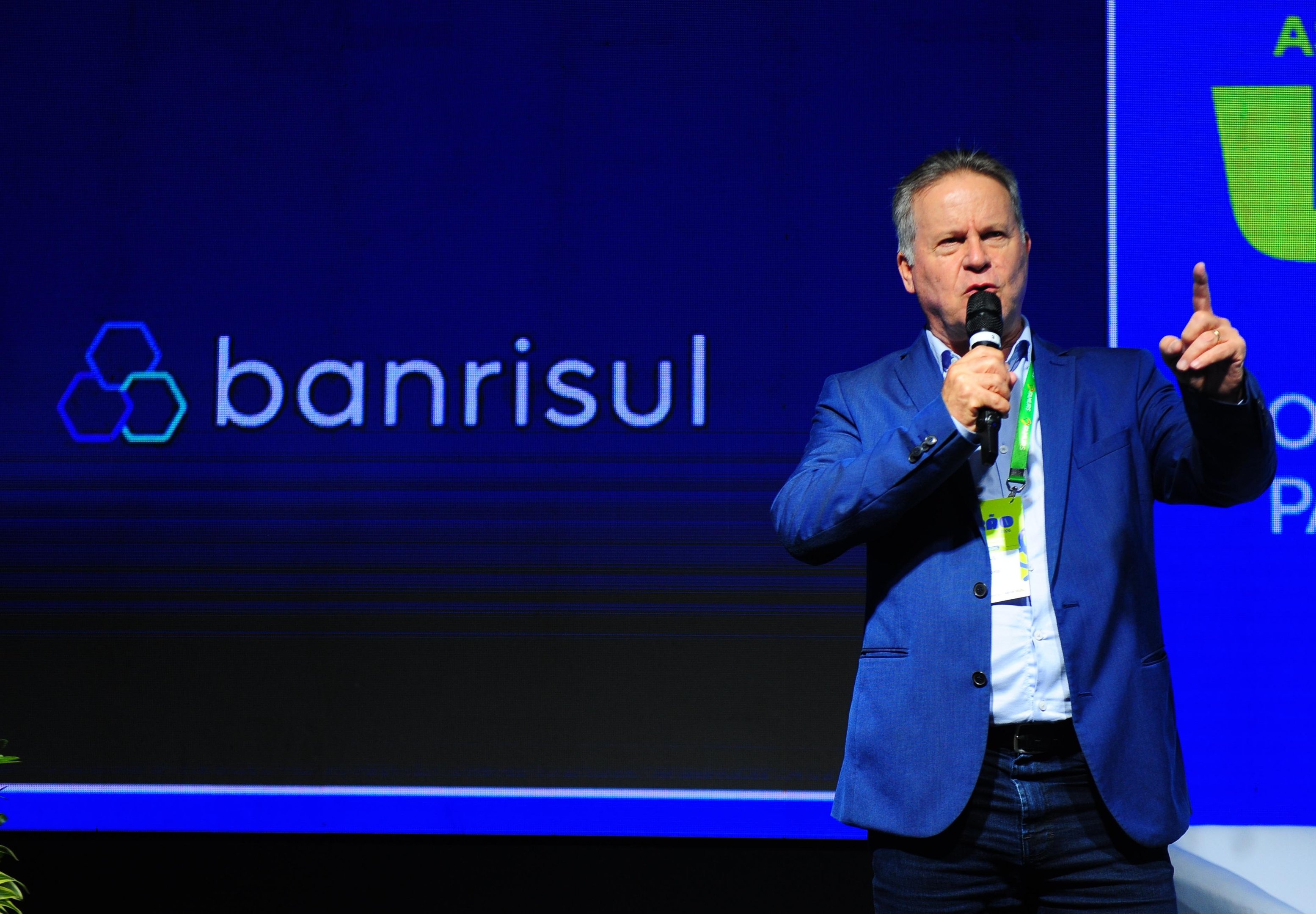 Banrisul defende parcerias com “bancos sérios” e diretor anuncia saída durante Assembleia da Famurs