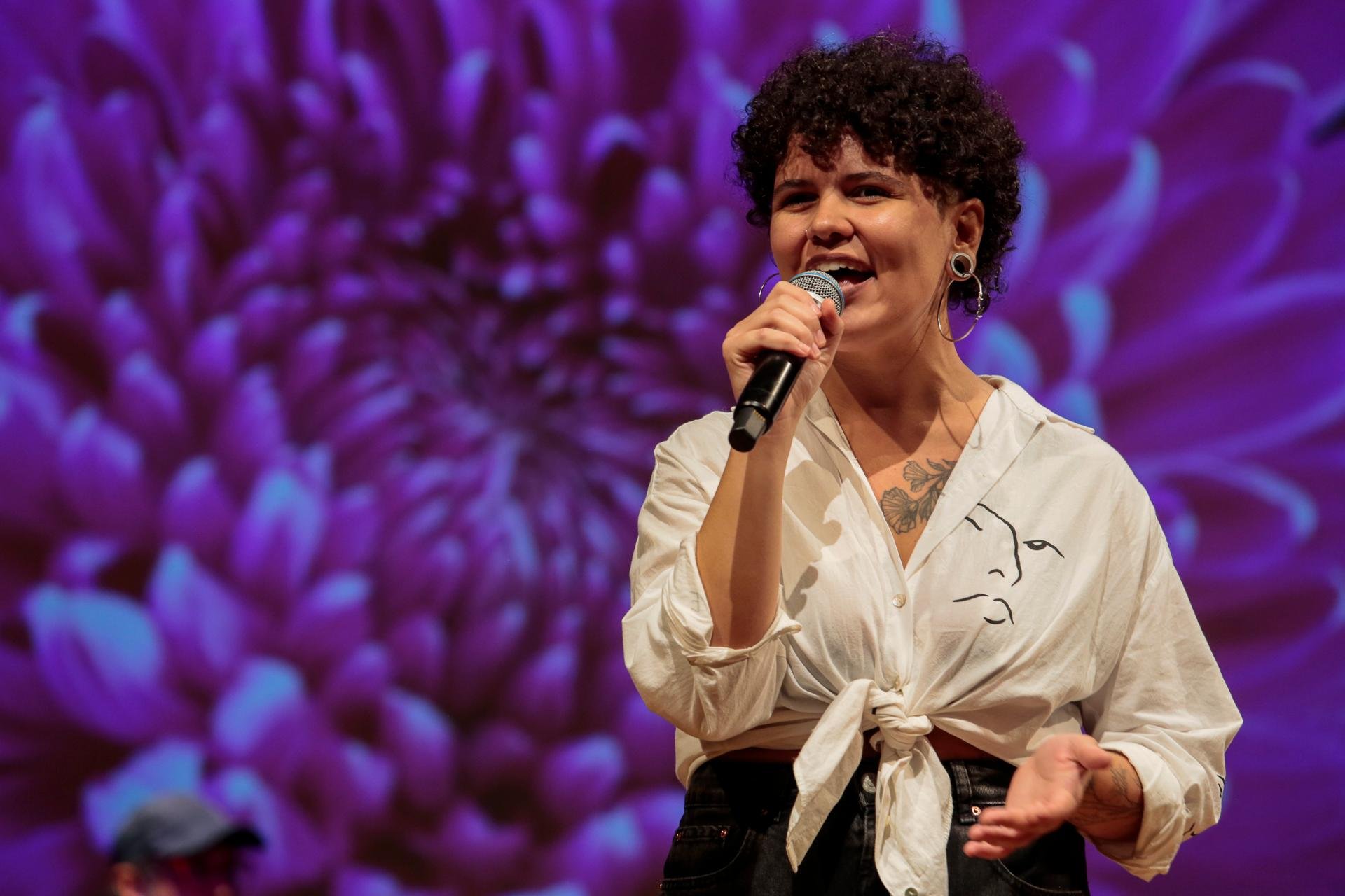 Artista Gabriela Lery participa do projeto no CHC Santa Casa
