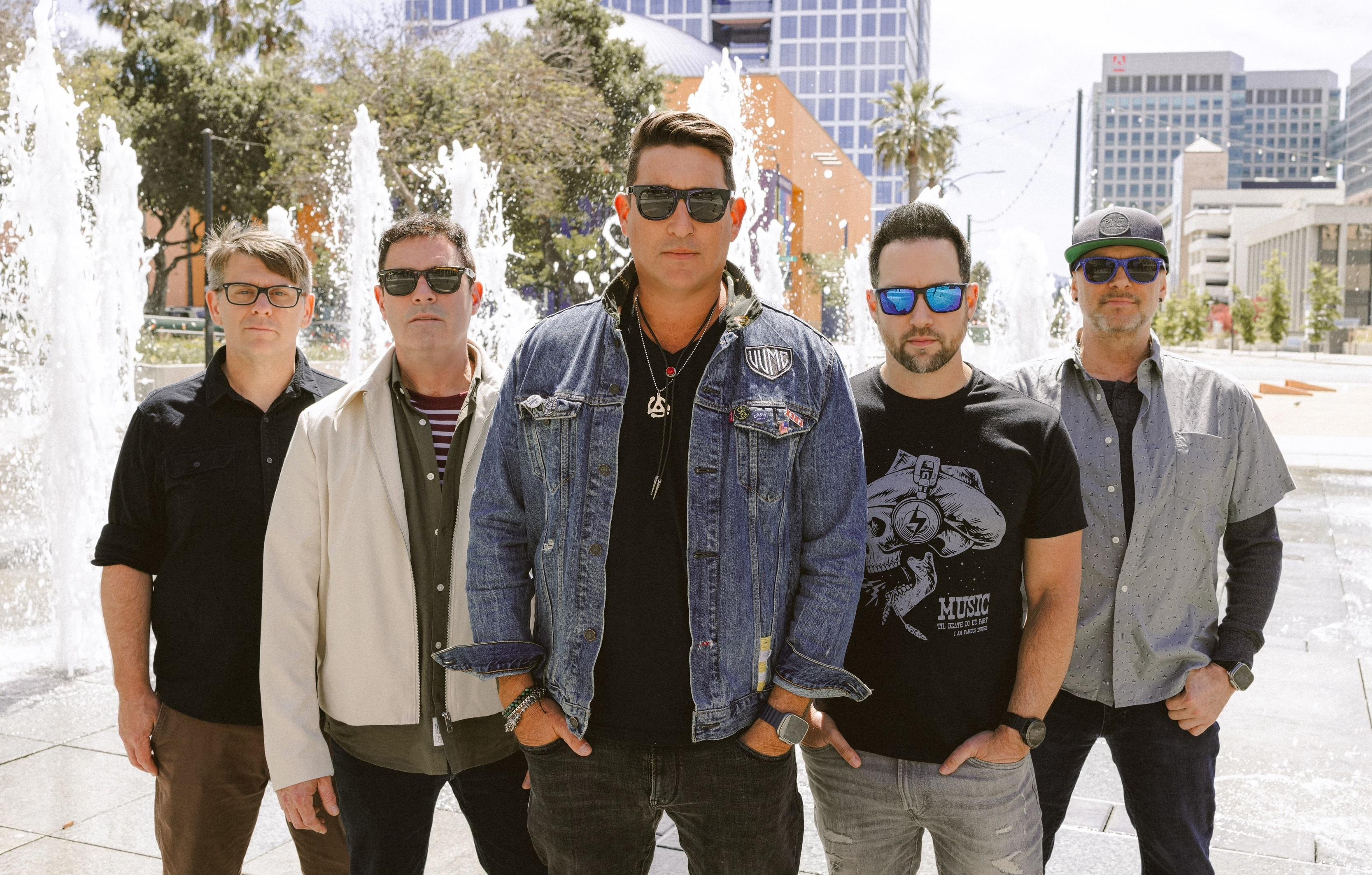 No palco do Ara&uacute;jo Vianna, no dia 28 de abril, o Smash Mouth apresenta a turn&ecirc; &ldquo;Go For The Moon&rdquo;, mesclando novidades com sucessos