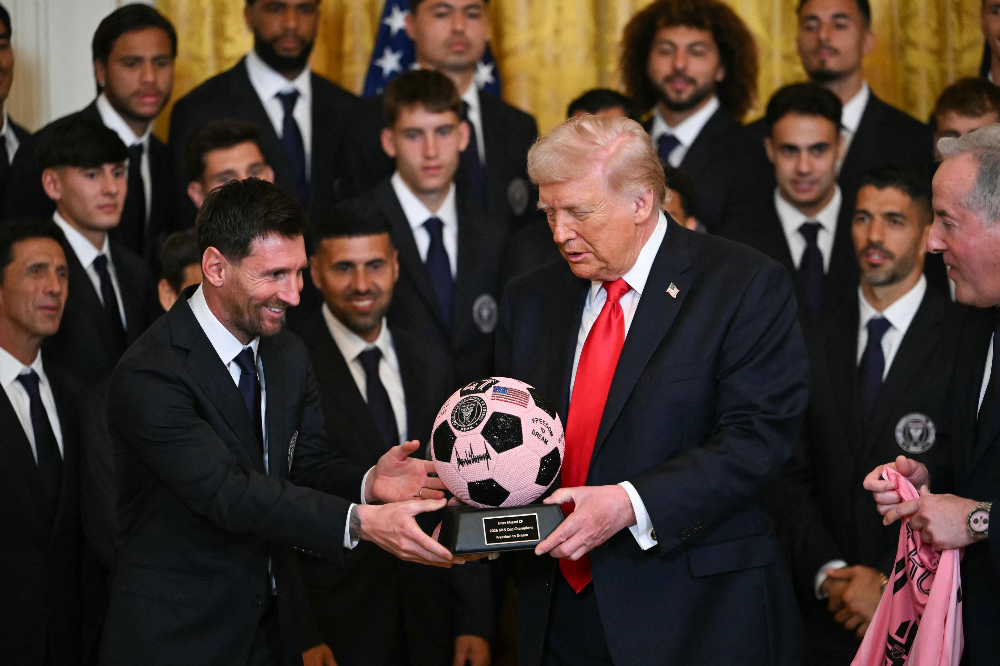 Trump elogiou Messi como "um vencedor" e disse que, embora tenha visto Pel&eacute; jogar, acredita que o argentino "&eacute; melhor"