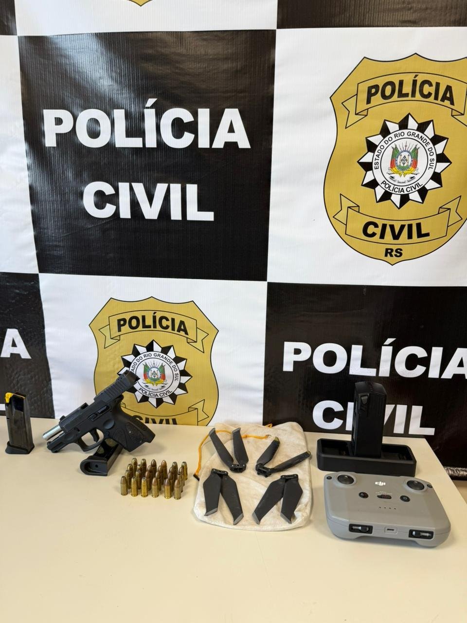 Pol&iacute;cia prendeu um homem com armas, controle e bateria de drones em opera&ccedil;&atilde;o contra o envio de drogas para casa prisional