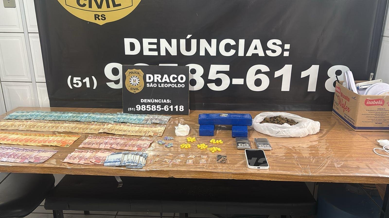 Na Opera&ccedil;&atilde;o Guarany foram apreendidos tr&ecirc;s tijolos e um saco com maconha a granel, coca&iacute;na, por&ccedil;&otilde;es de MDMA, LSD, 78 comprimidos de ecstasy, dinheiro em esp&eacute;cie e um celular