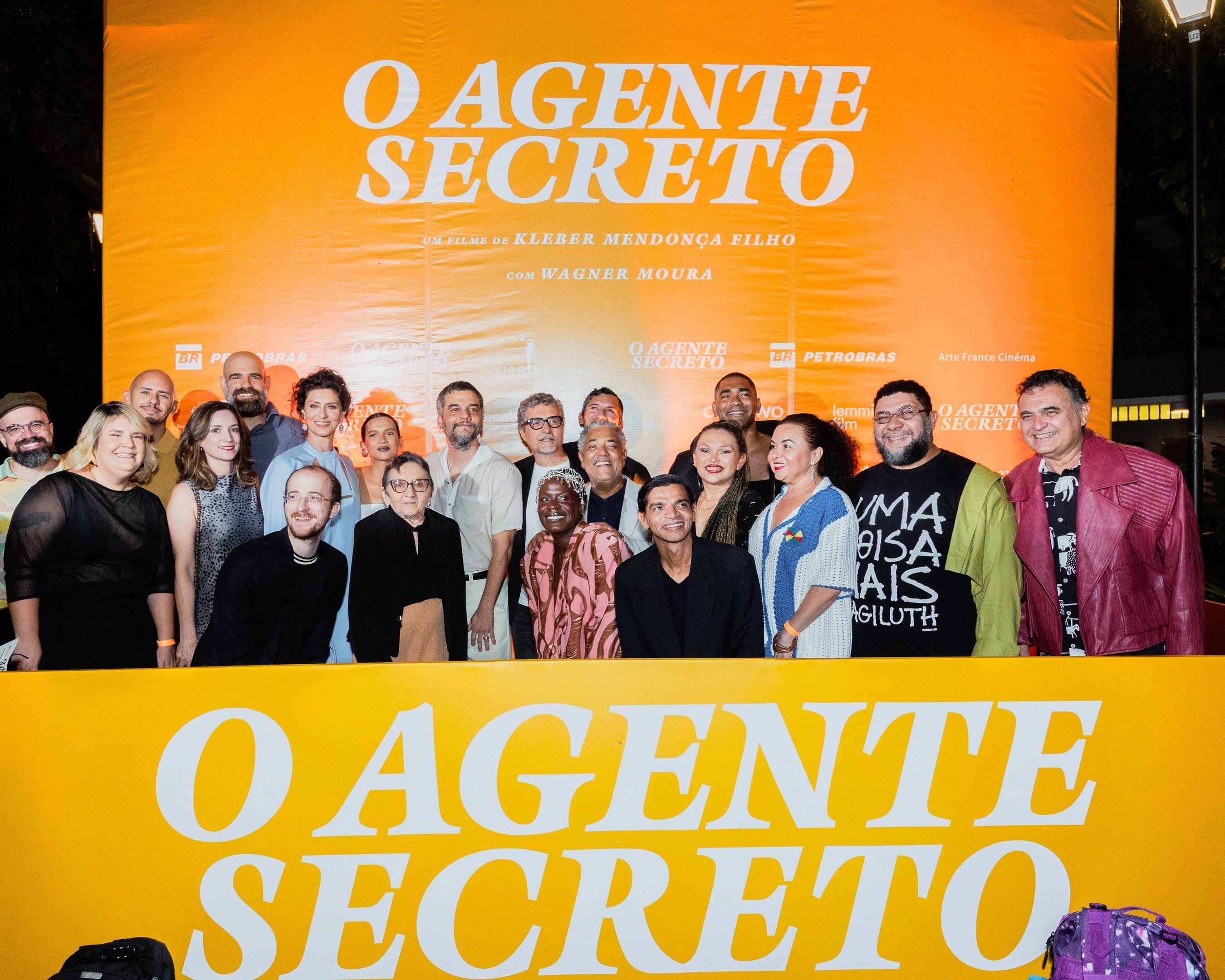 Parte do elenco do filme &lsquo;O Agente Secreto&rsquo;, que concorre na categoria, na pr&eacute;-estreia do longa no Teatro do Parque, em Recife