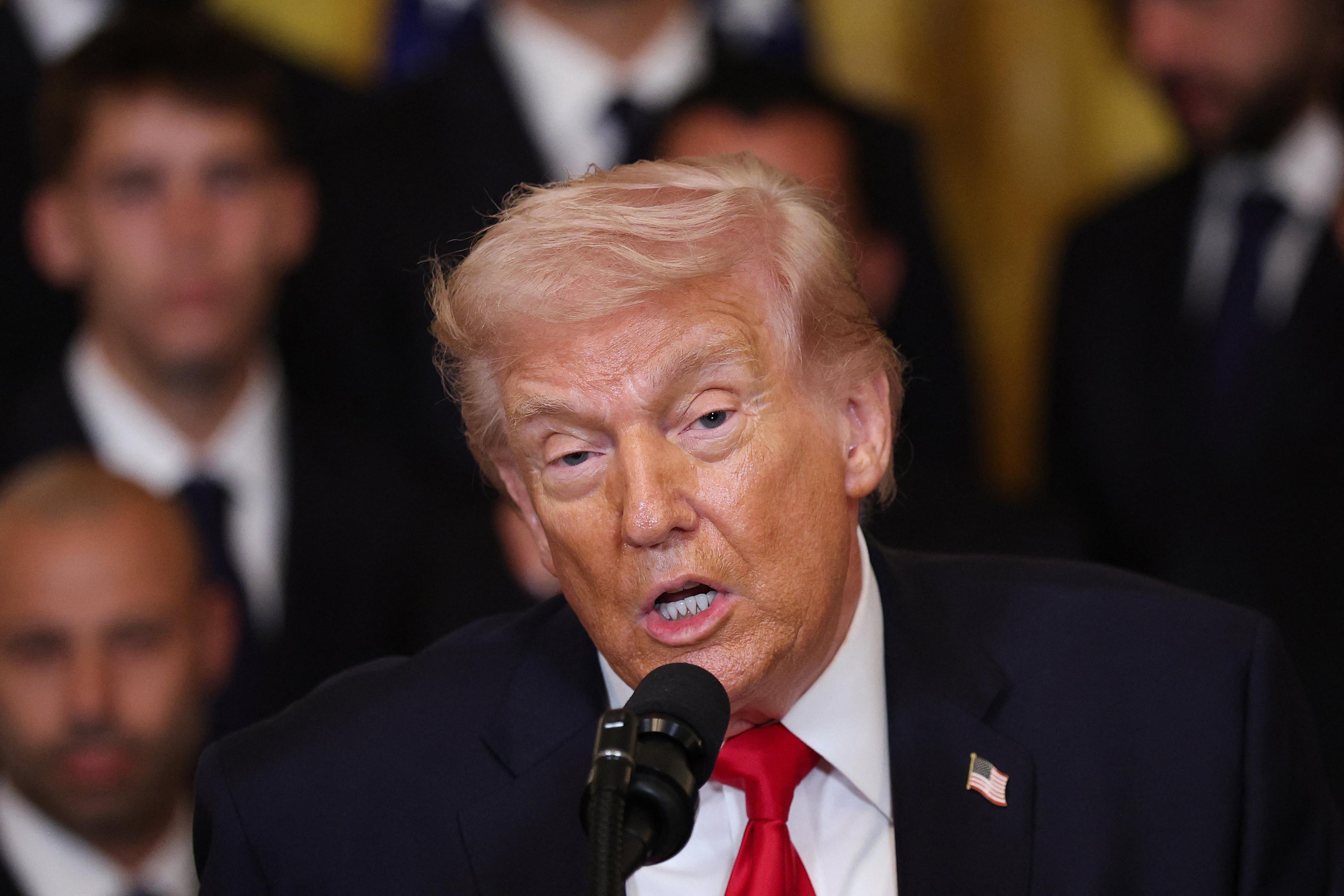 Trump afirma que Cuba "cair&aacute;"
