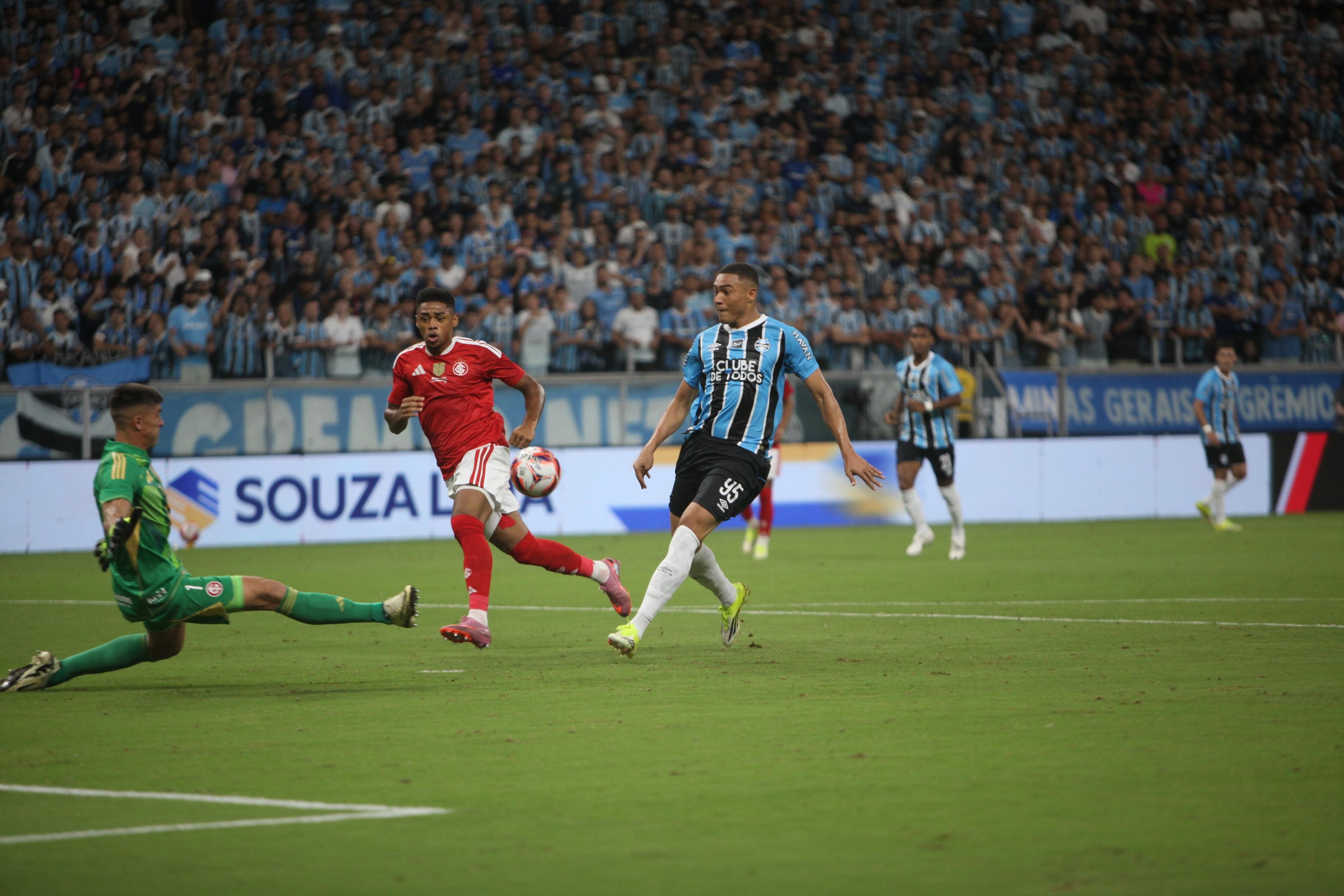 Carlos Vin&iacute;cius encobriu Rochet, no Gre-Nal 450