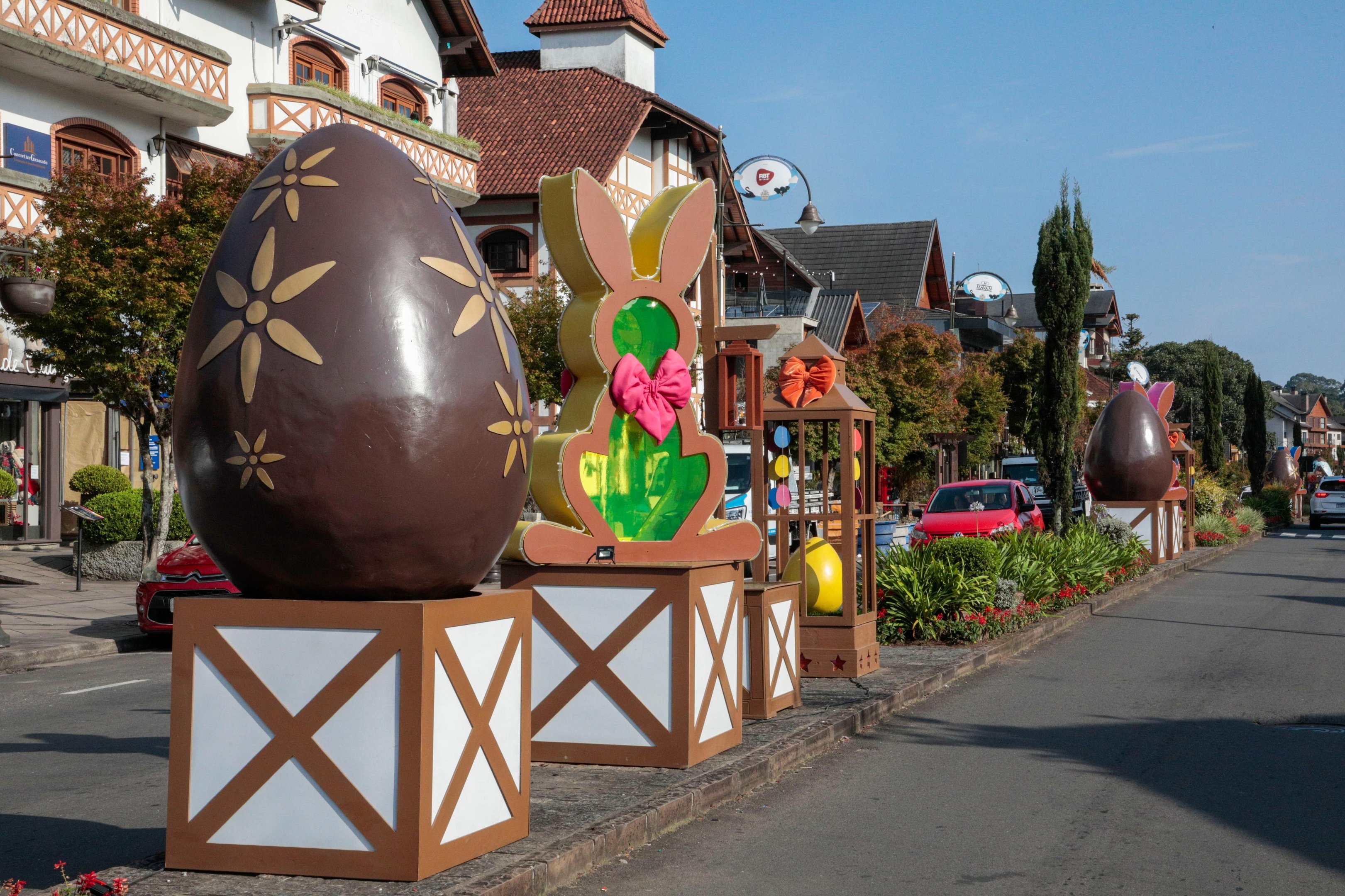 A decora&ccedil;&atilde;o para a ChocoP&aacute;scoa Gramado j&aacute; est&aacute; toda preparada. Com 30 dias de programa&ccedil;&atilde;o gratuita, o evento tem in&iacute;cio no dia 12 de mar&ccedil;o e segue at&eacute; 12 de abril de 2026