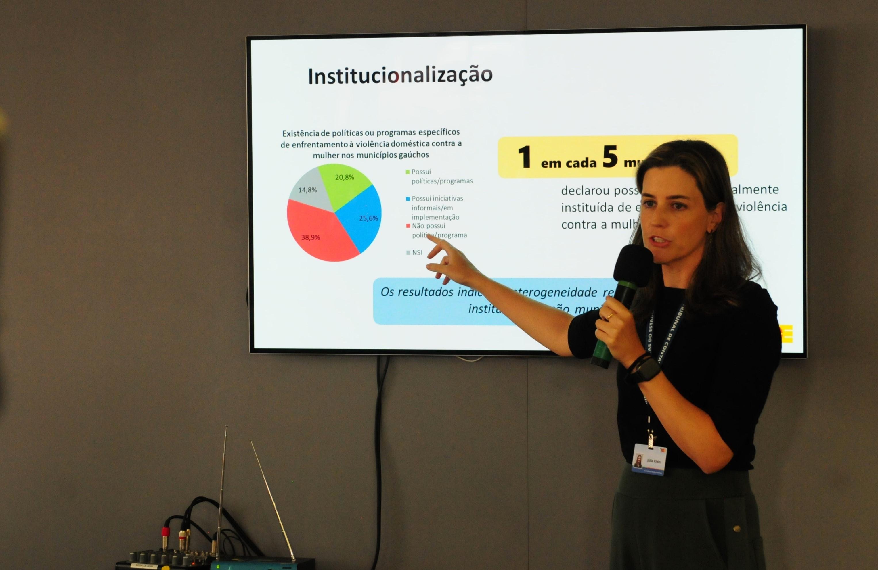 Auditora do TCE-RS, J&uacute;lia Klein apresentou detalhes do relat&oacute;rio in&eacute;dito sobre a&ccedil;&otilde;es dos munic&iacute;pios no enfrentamento &agrave; viol&ecirc;ncia contra a mulher