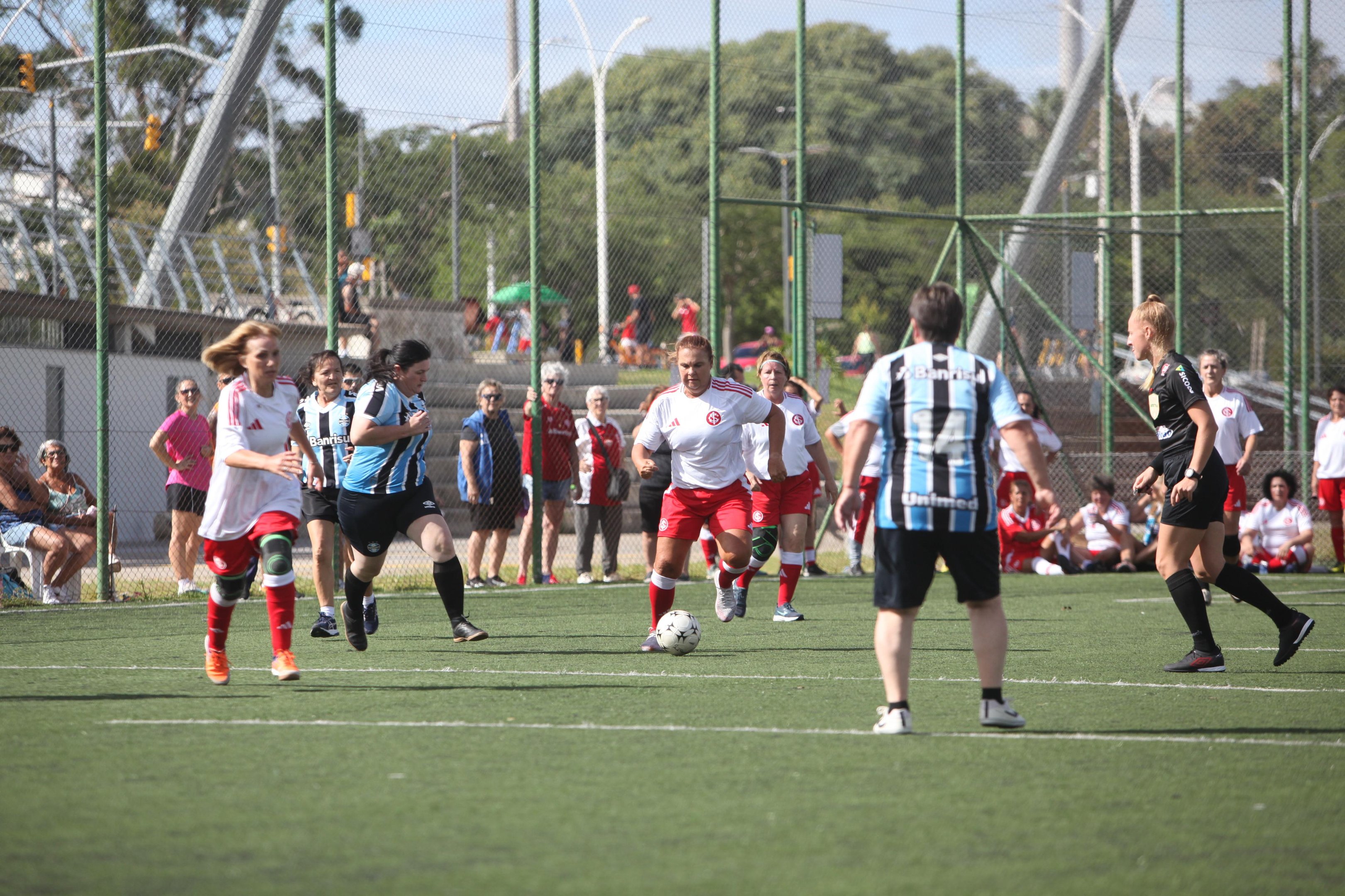 Dentro de campo, equipe do Internacional venceu por 4 a 2