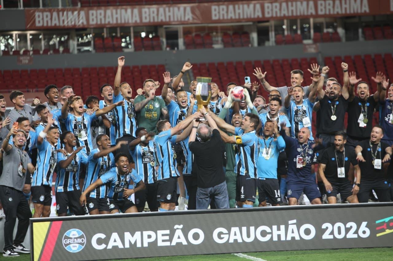 Tricolor ergue a ta&ccedil;a do estadual