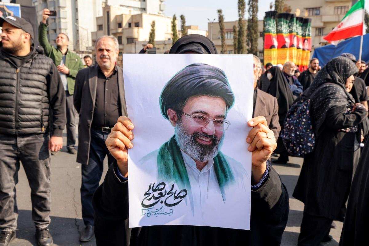 Mojtaba Khamenei foi &eacute; o novo l&iacute;der do Ir&atilde;, em sucess&atilde;o ao pai