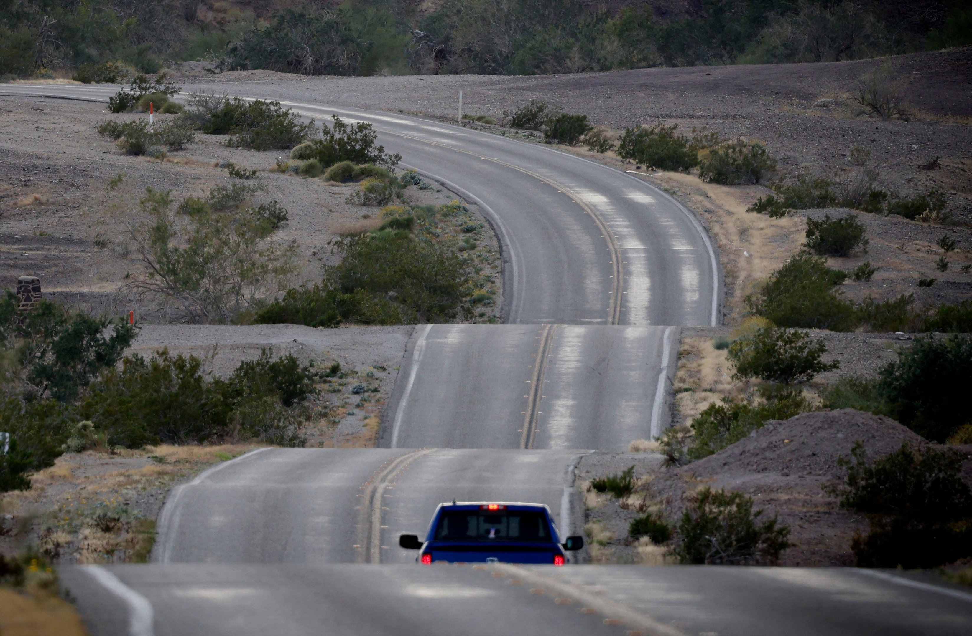 Um carro percorre a estrada onde foi filmada a persegui&ccedil;&atilde;o policial do filme "Uma Batalha Ap&oacute;s a Outra" em Glamis, Calif&oacute;rnia