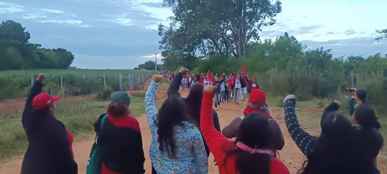 Ap&oacute;s a BM segurar os &ocirc;nibus que transportavam o grupo do MST, mulheres conseguiram chegar at&eacute; a &aacute;rea da Fepagro
