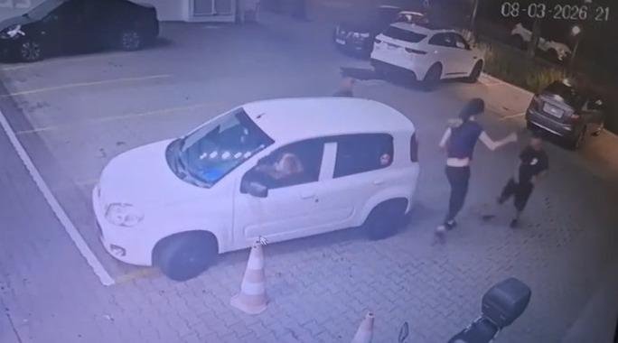 V&iacute;tima reage a assalto e espanta bandidos no estacionamento de farm&aacute;cia em Porto Alegre