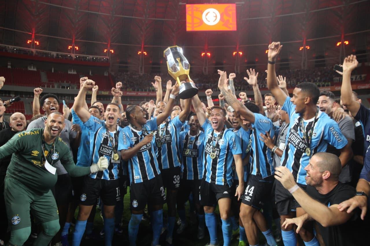 Gr&ecirc;mio festejou domingo o t&iacute;tulo regional