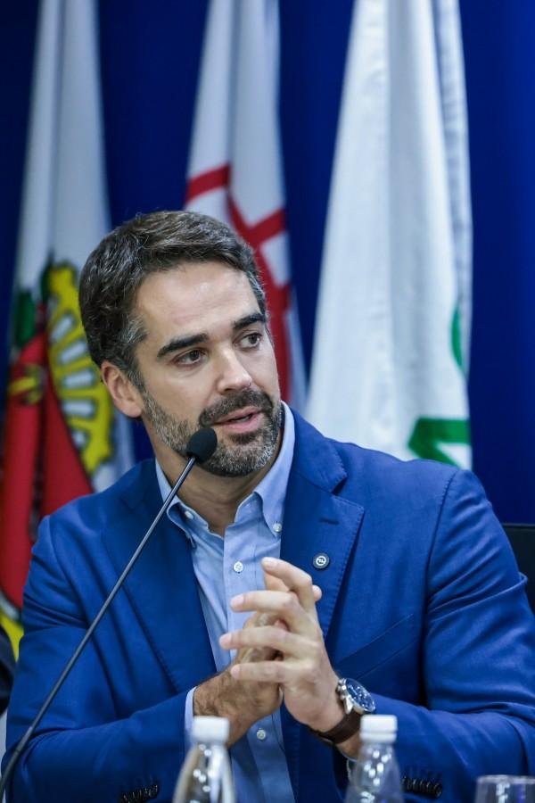 Leite afirmou que &eacute; poss&iacute;vel dialogar simultaneamente com uma esquerda n&atilde;o lulista e uma direita n&atilde;o bolsonarista