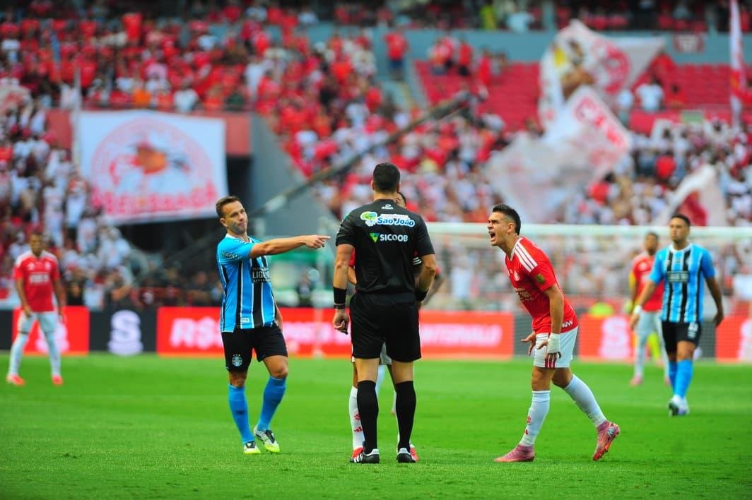 Colorados reclamaram bastante da atua&ccedil;&atilde;o da arbitragem