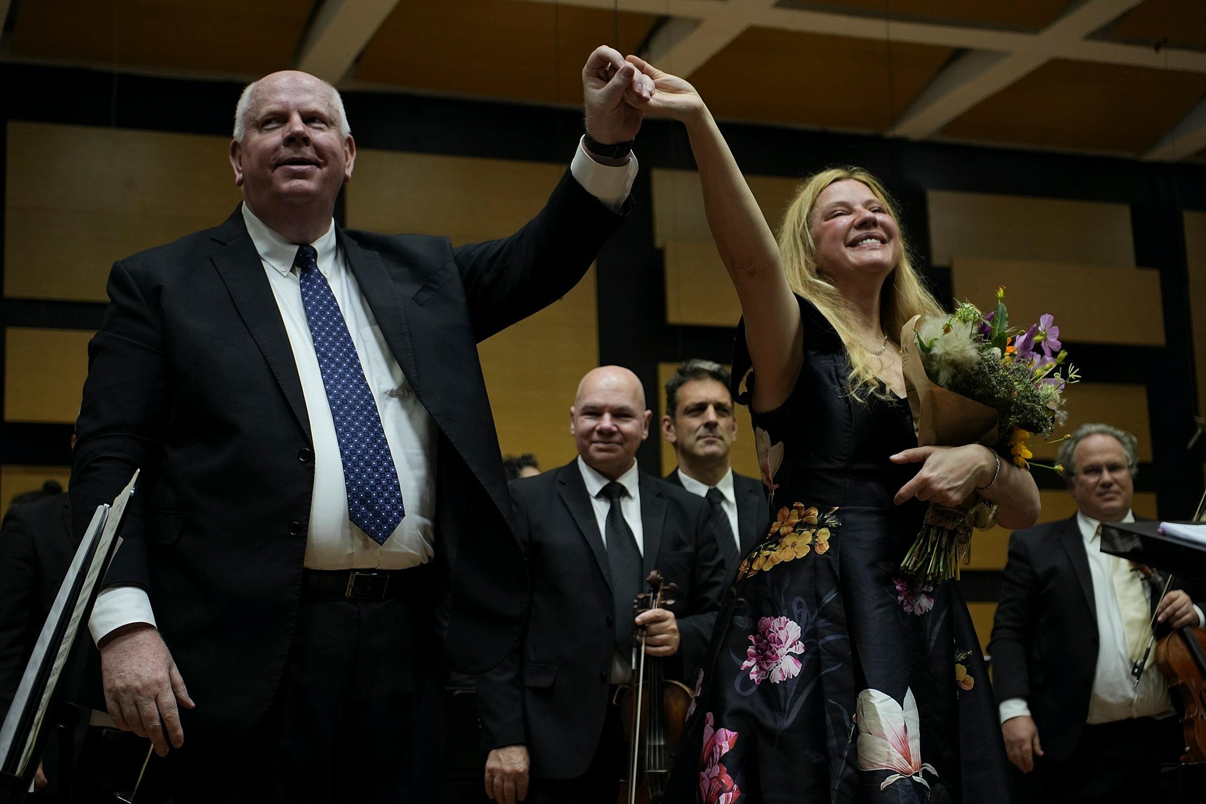 O maestro Manfredo Schmiedt e a pianista Valentina Lisitsa no primeiro concerto do ano da Ospa