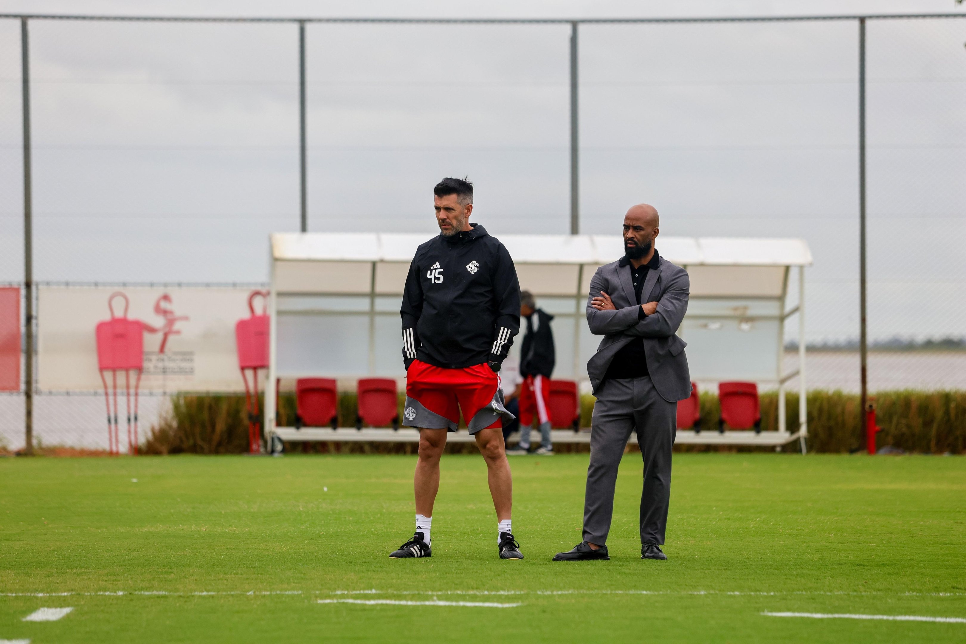 Paulo Pezzolano conversou com o executivo Fabinho Soldado durante o treino desta segunda-feira