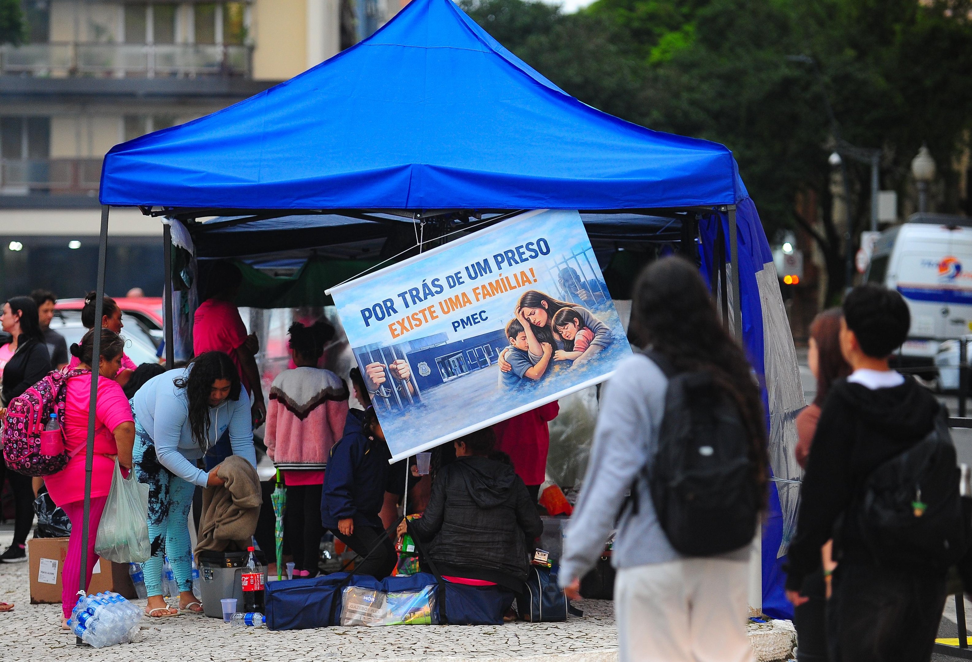 Grupo se organiza para permanecer no local at&eacute; que suas demandas sejam atendidas