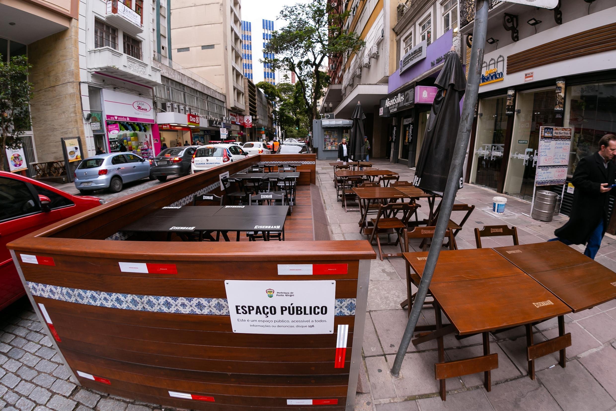 Novo decreto estabelece crit&eacute;rios mais claros para instala&ccedil;&atilde;o, como exig&ecirc;ncias de acessibilidade, seguran&ccedil;a, sinaliza&ccedil;&atilde;o e respeito &agrave; circula&ccedil;&atilde;o de pedestres e ve&iacute;culos