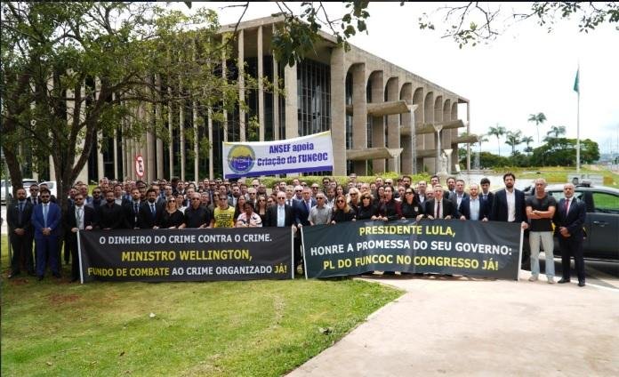 Delegados da Pol&iacute;cia Federal realizaram ato em frente ao Minist&eacute;rio da Justi&ccedil;a e Seguran&ccedil;a P&uacute;blica, em Bras&iacute;lia, em defesa do encaminhamento do Fundo Nacional de Combate &agrave;s Organiza&ccedil;&otilde;es Criminosas