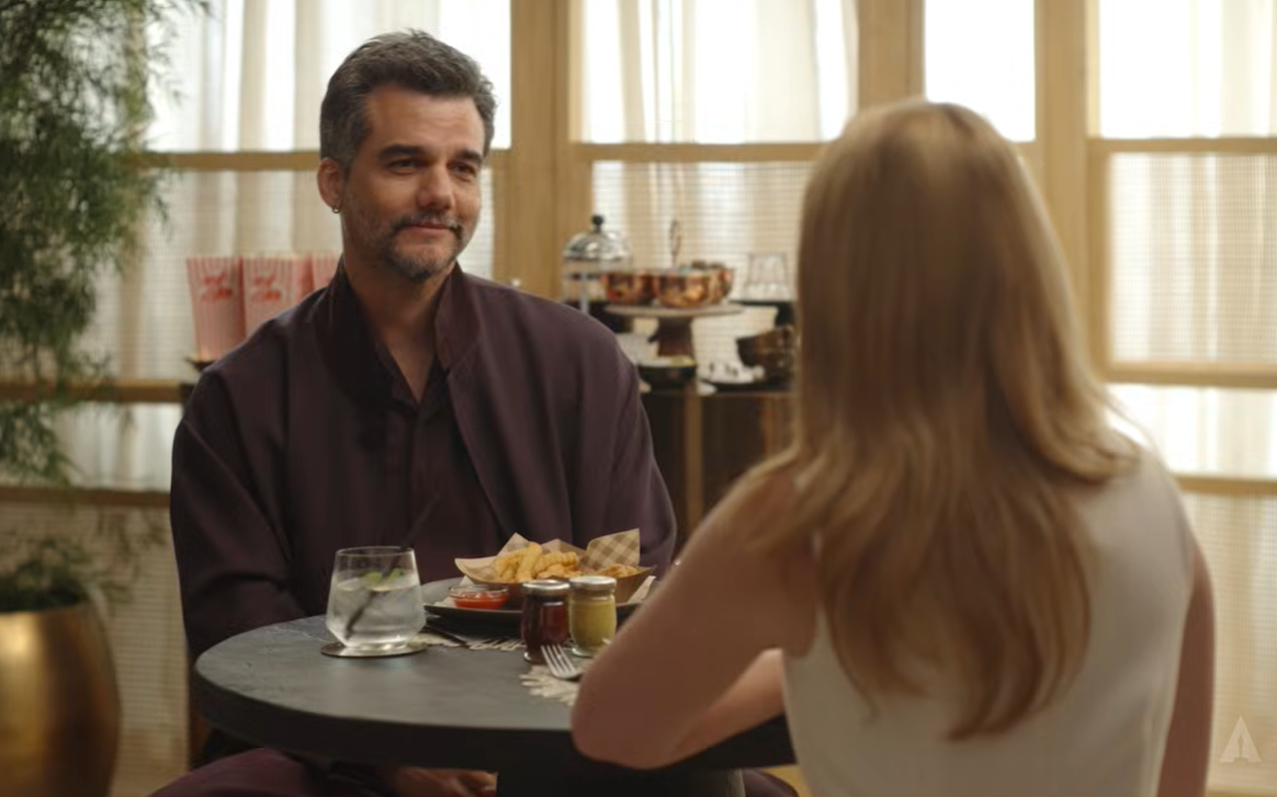 Wagner Moura e a apresentadora Amelia Dimoldenberg