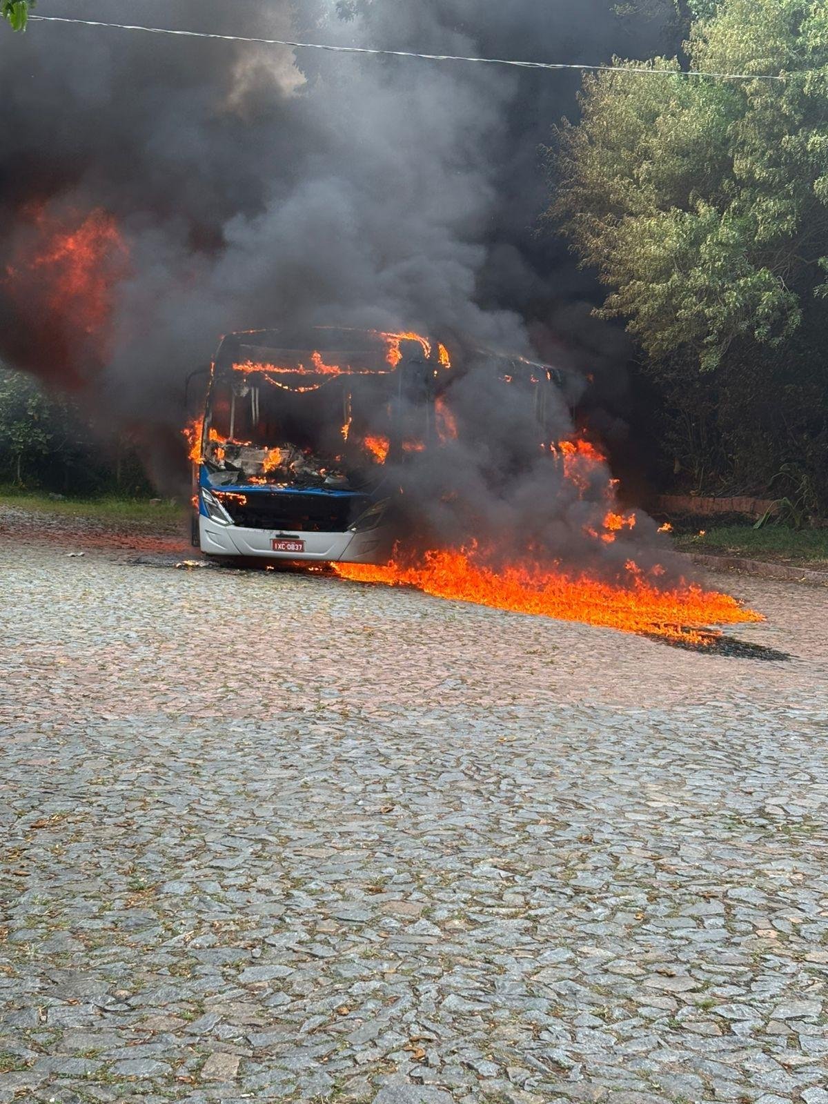 Ao todo, tr&ecirc;s &ocirc;nibus sem passageiros foram atacados na tarde desta segunda-feira em ruas do Morro Santana