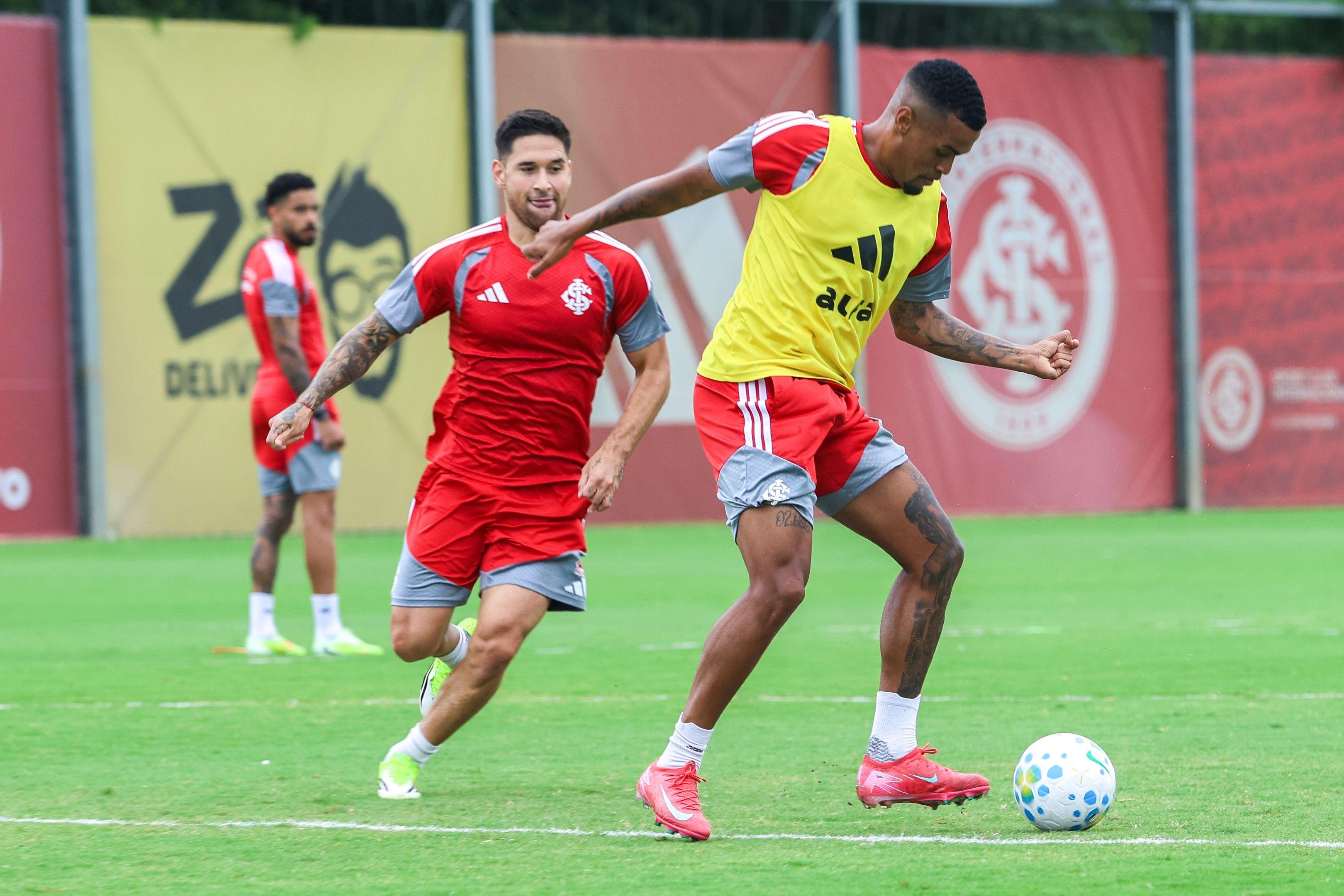Villagra, perseguindo Juninho, participou do treino de segunda-feira, mas est&aacute; fora da viagem para Belo Horizonte