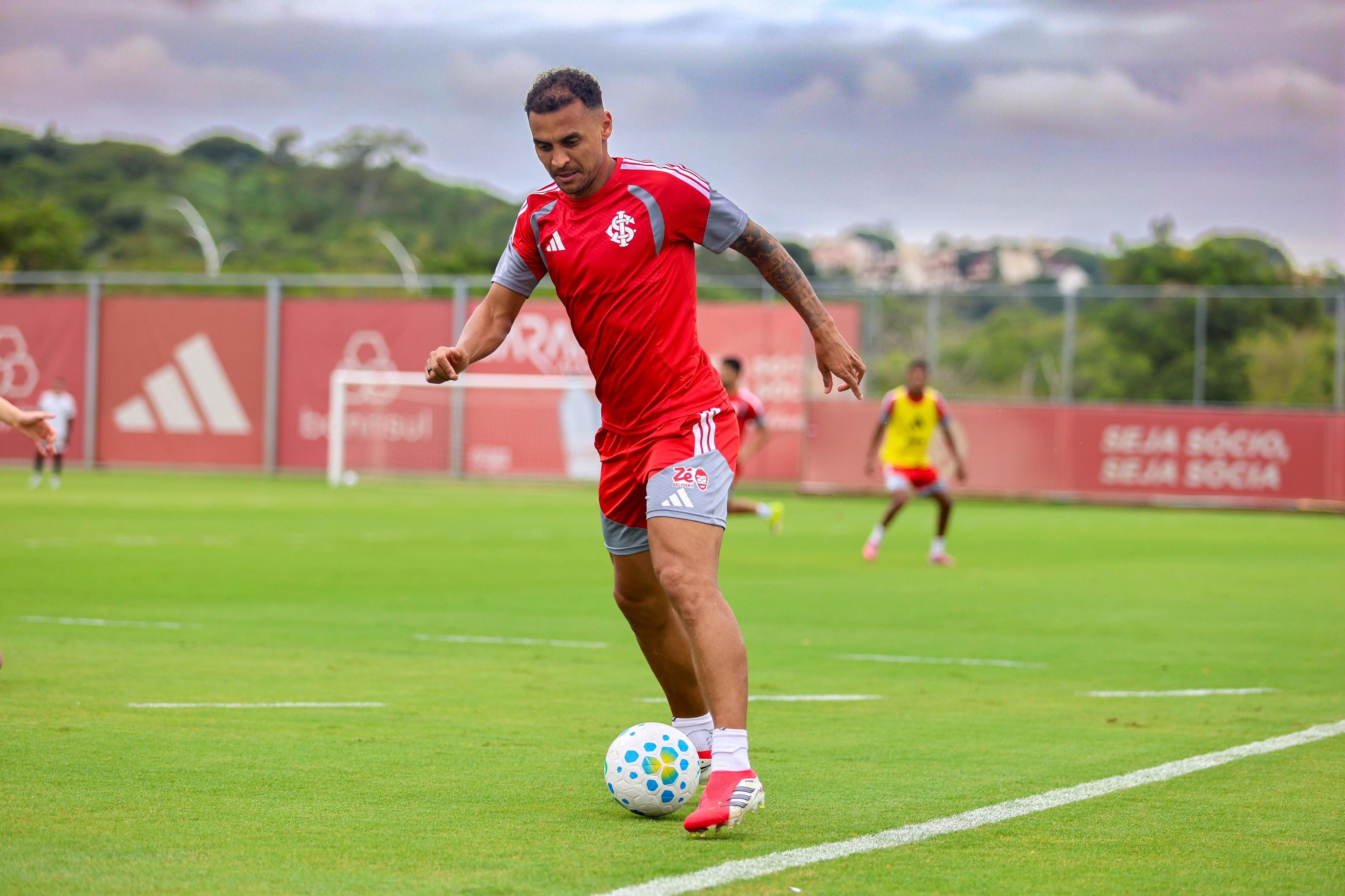 Alan Patrick deve come&ccedil;ar a partida contra o Atl&eacute;tico Mineiro