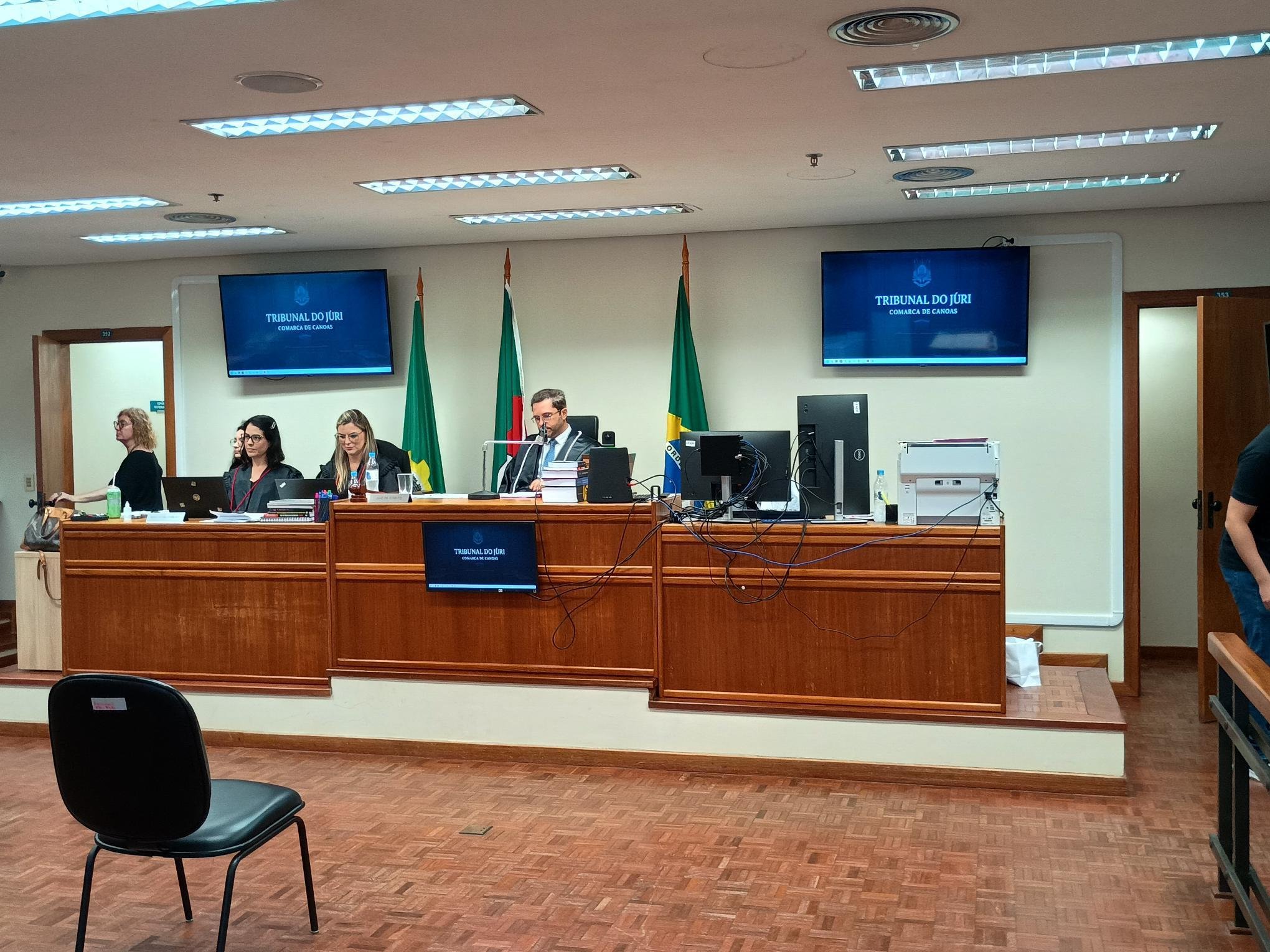 A senten&ccedil;a renova o decreto de pris&atilde;o preventiva e determina a imediata execu&ccedil;&atilde;o provis&oacute;ria da pena pela r&eacute;