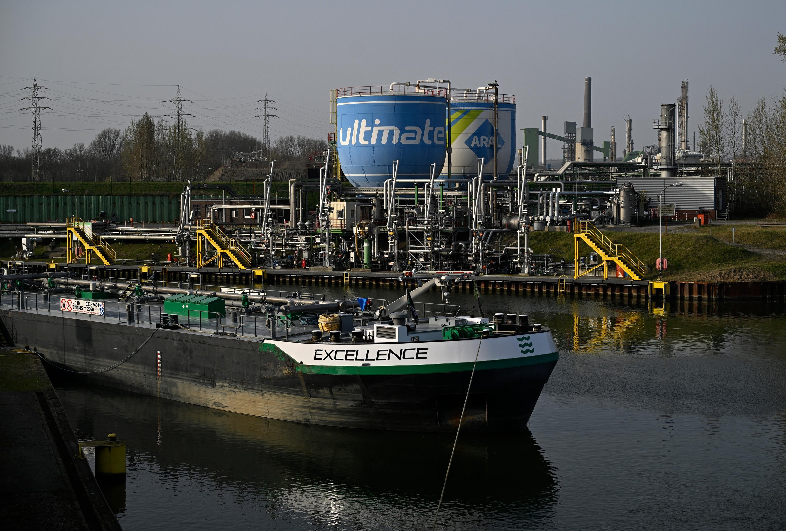 A medida ocorre em meio ao colapso dos fluxos energ&eacute;ticos pelo Estreito de Ormuz, rota crucial para o com&eacute;rcio global da commodity