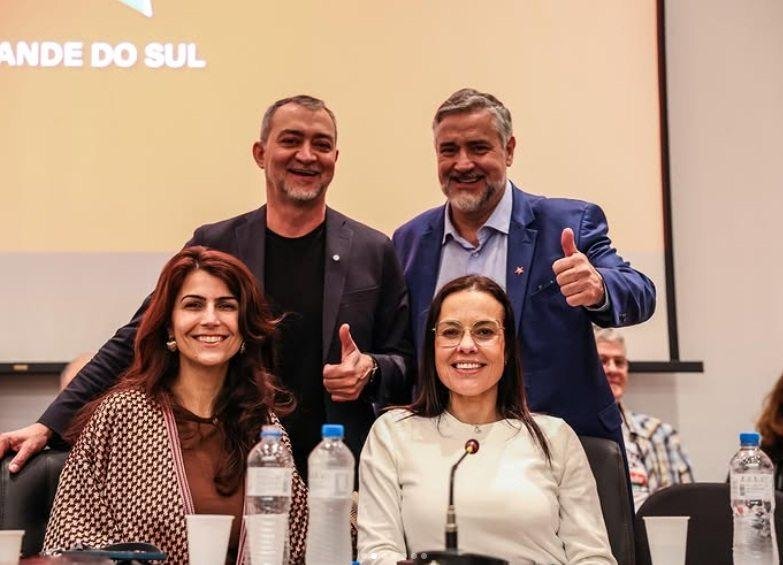 Pr&eacute;-candidatos Edegar Pretto e Juliana Brizola estiveram juntos durante posse da presid&ecirc;ncia do PT no RS