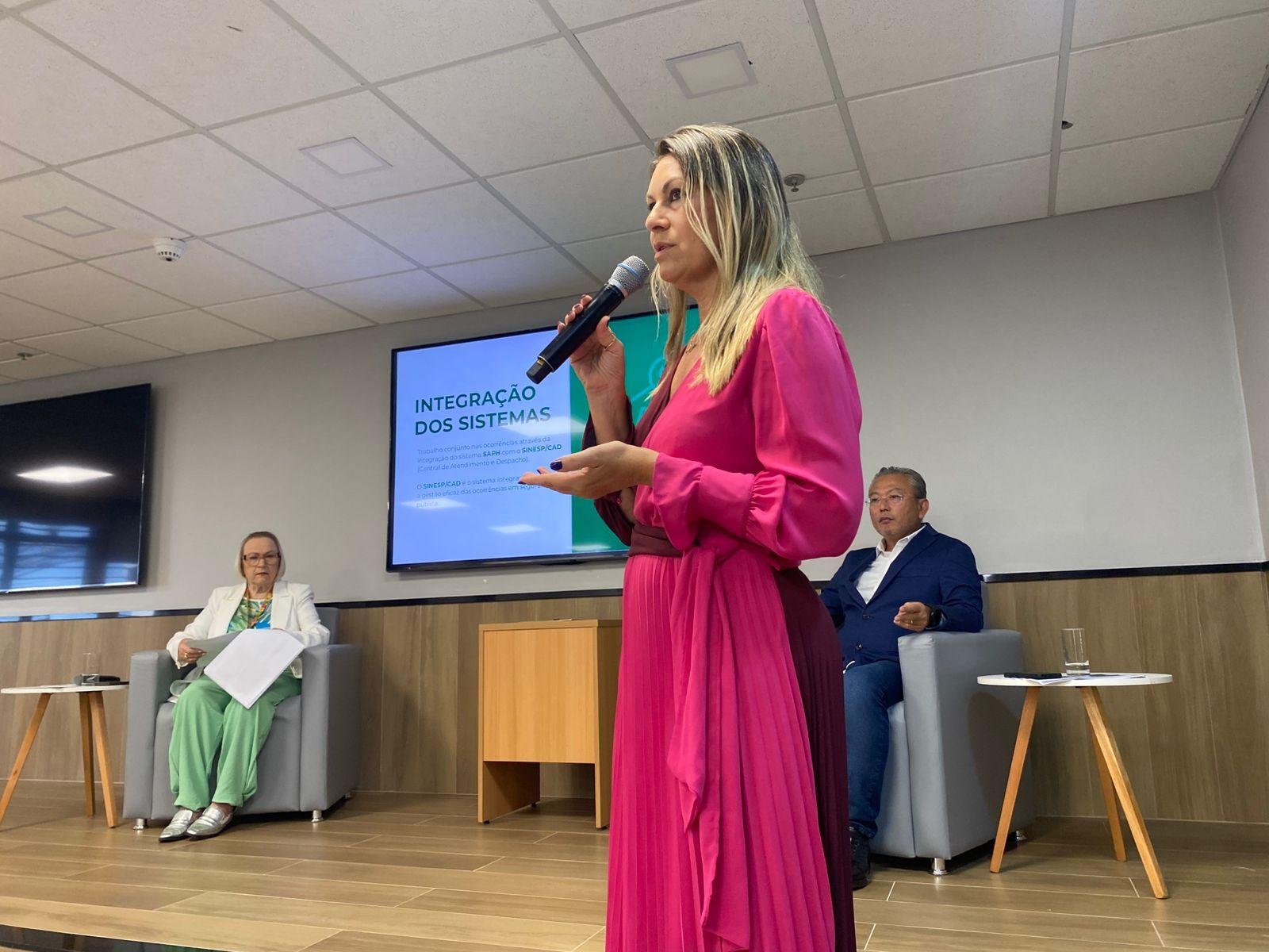Secret&aacute;ria-adjunta da SSP, Adriana Regina da Costa, explica o Programa de Resposta Integrada nas Emerg&ecirc;ncias em Sa&uacute;de Mental