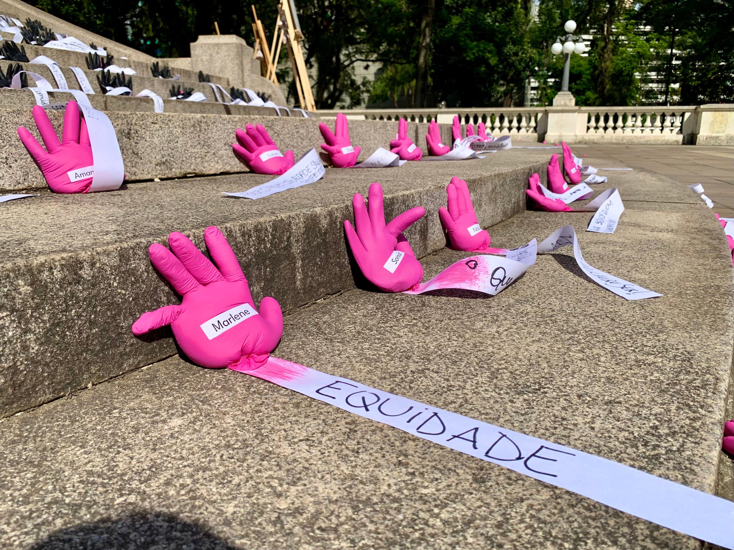 Interven&ccedil;&atilde;o art&iacute;stica "Hist&oacute;ria que Sangra &mdash; Do documento &agrave; presen&ccedil;a/aus&ecirc;ncia" transforma o espa&ccedil;o p&uacute;blico em memorial tempor&aacute;rio para mulheres v&iacute;timas de viol&ecirc;ncia