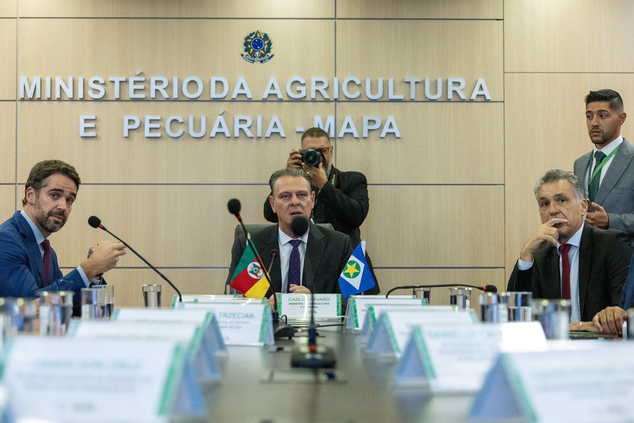 Leite e equipe estiveram com o ministro da Agricultura e Pecu&aacute;ria, Carlos F&aacute;varo