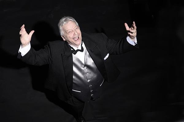 Ator F&uacute;lvio Stefanini na pe&ccedil;a teatral 'O Pai'