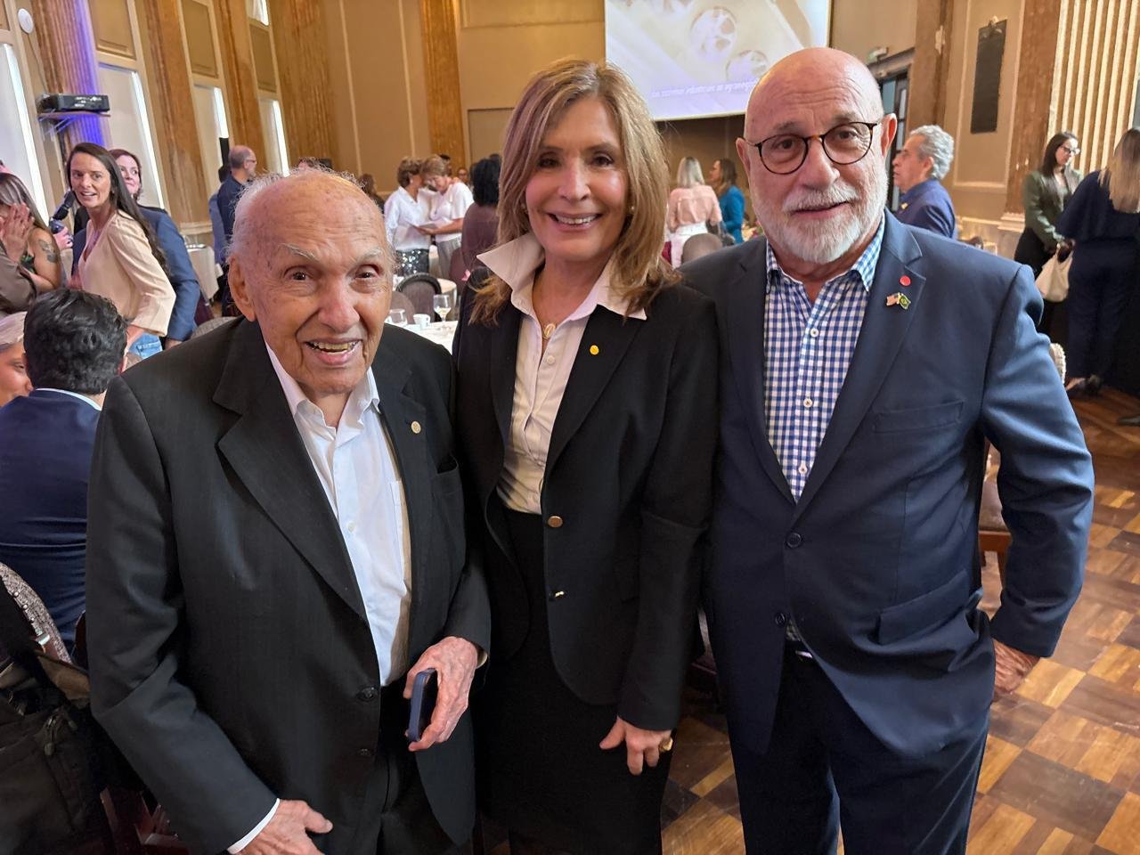 Lu&iacute;s Roberto Ponte com M&ocirc;nica Leal e Paulo Afonso Pereira no primeiro MenuPoa da Associa&ccedil;&atilde;o Comercial de Porto Alegre -
