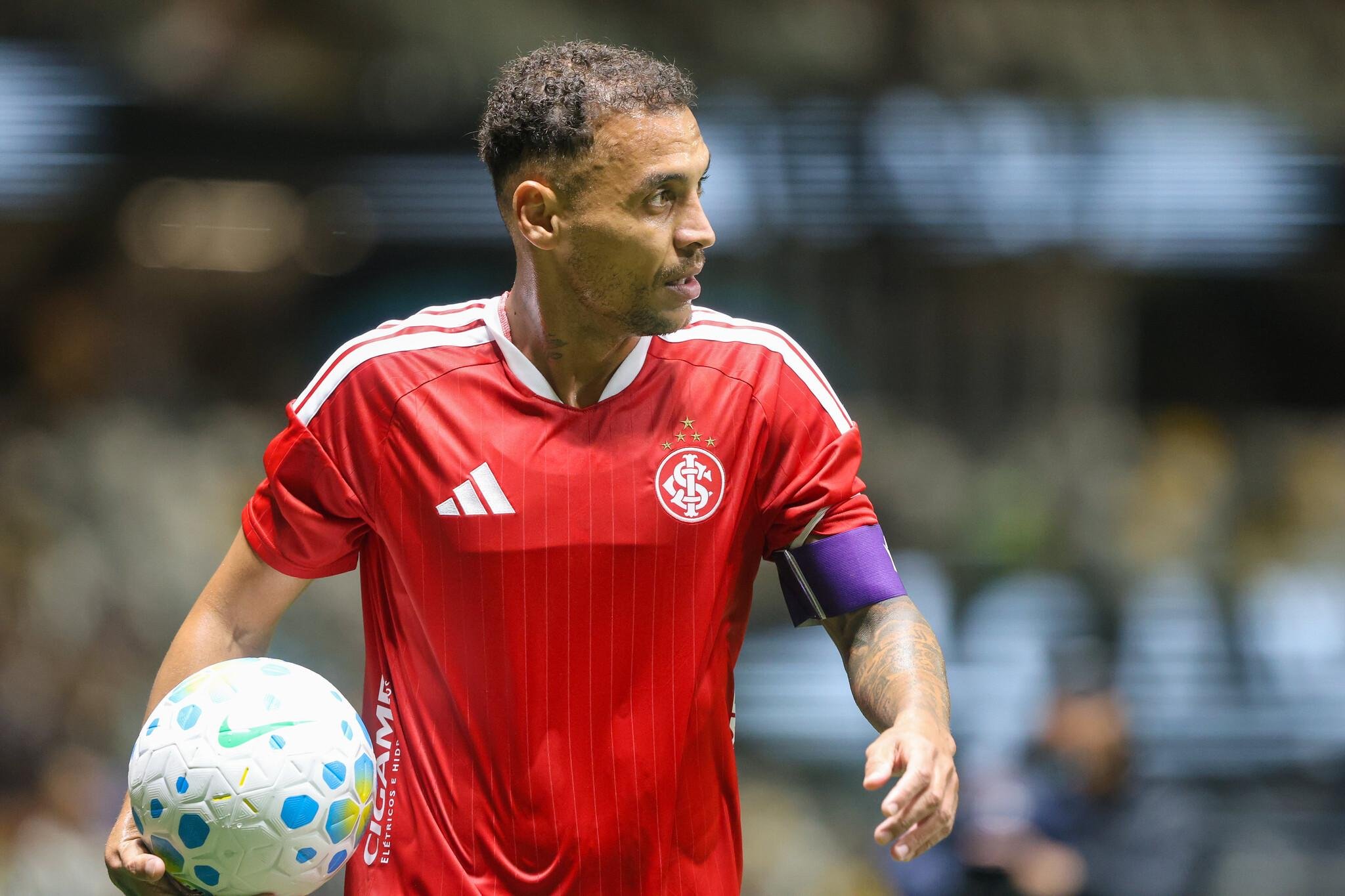 Alan Patrick cansou no segundo tempo e foi substitu&iacute;do