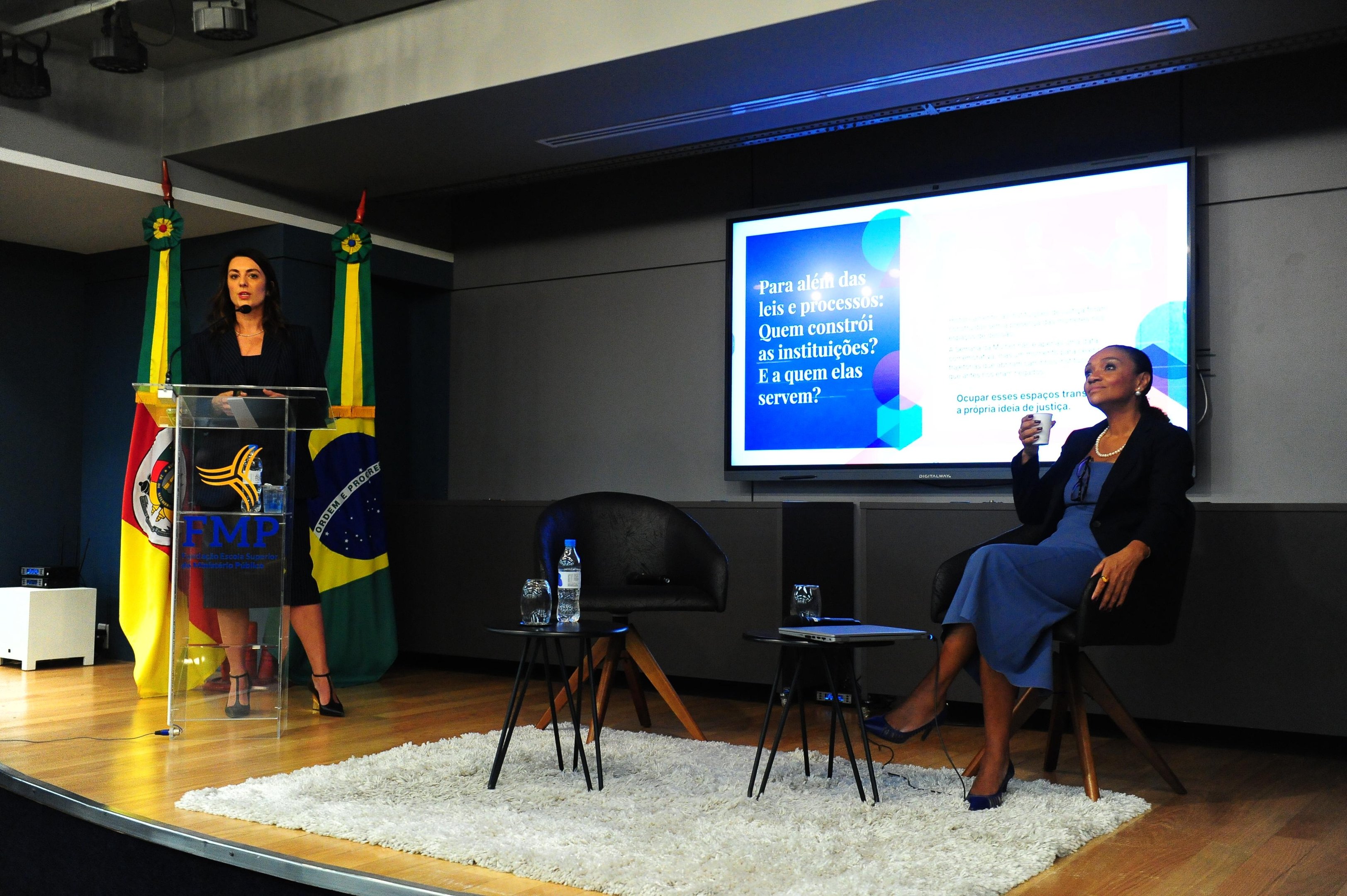 FMP recebeu Greice Stock (esquerda) e Karen Luize de Souza (direita) para palestra &agrave; alunos de Direito