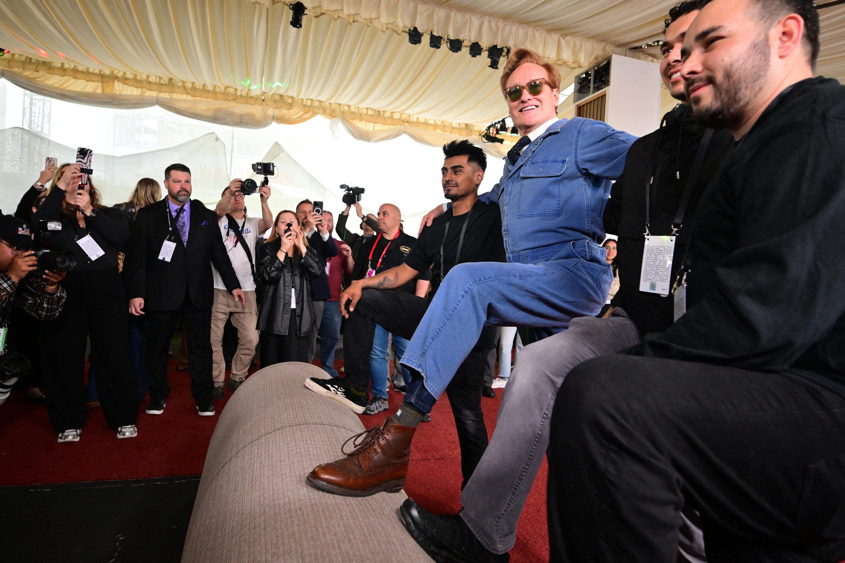 Conan O'Brien ajudando a estender o tapete vermelho do Dolby Theatre, em Los Angeles