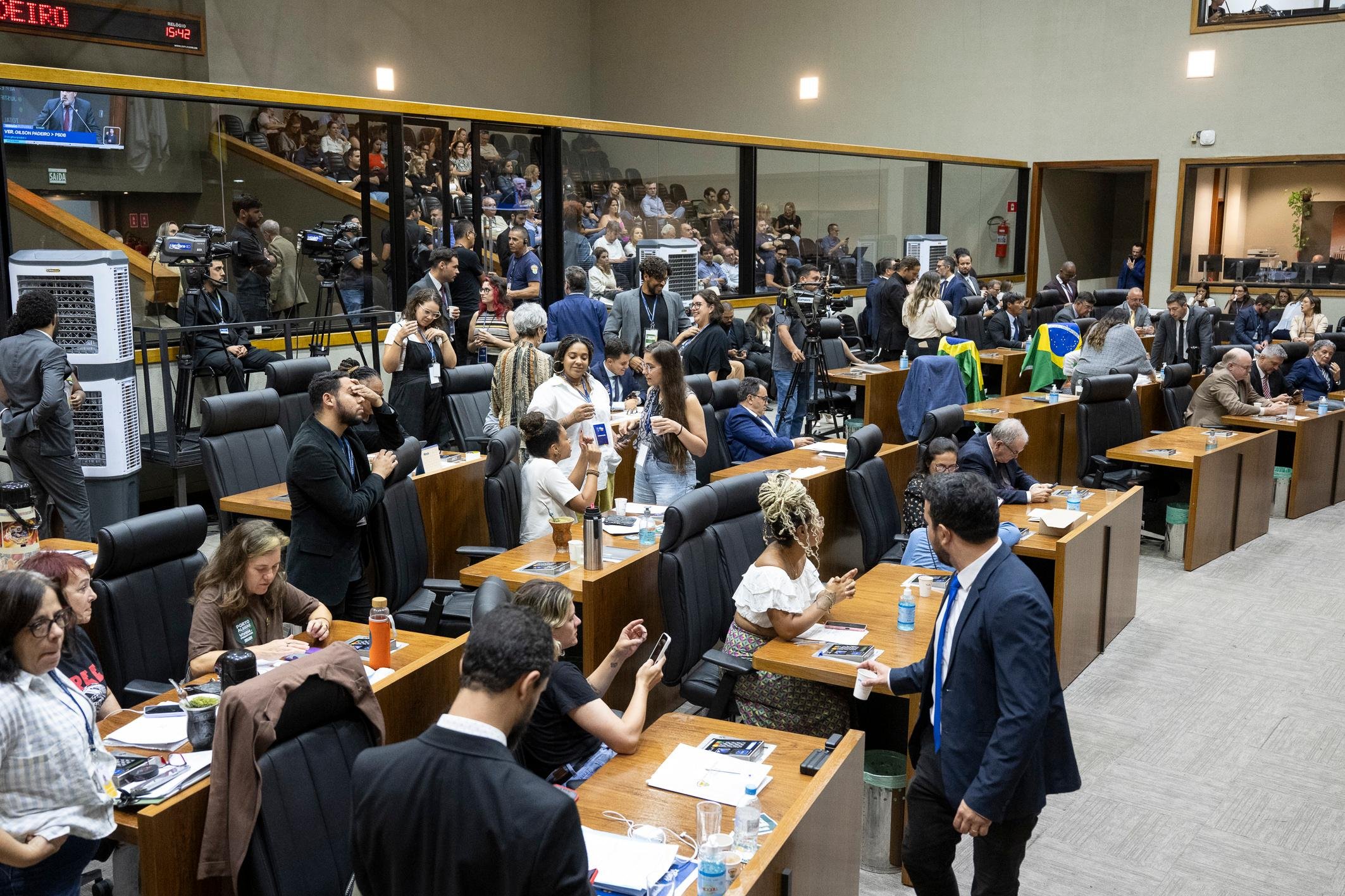 Vota&ccedil;&atilde;o dos vetos se estendeu at&eacute; a madrugada desta quinta-feira